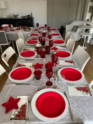 tavola Capodanno grigio rosso e bianco