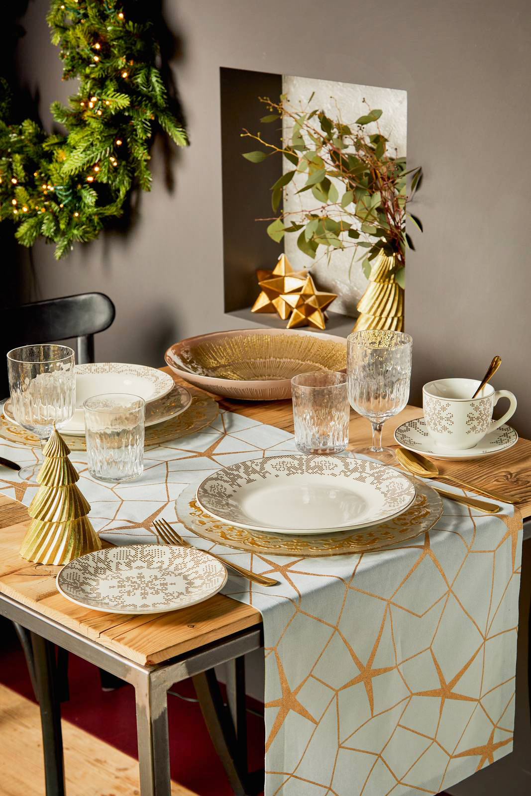 I piatti Atollo Retrò di Andrea Fontebasso 1760 realizzati in porcellana bianca con decori arabesque, che ricordano i ricami del passato, nelle preziose tonalità oro e beige, danno vita ad una romantica apparecchiatura di coppia per le giornate di festa. Prezzo 99 euro (per il set da 18 pezzi). Sono posizionati sul runner in puro cotone Mikado con inserti color oro su fondo bianco. Misura L 40 x P 140 cm. Prezzo 11 euro. L'apparecchiatura è completata da posate dorate, calici in cristallo e alberelli dorati. www.tognana.com I piatti Atollo Retrò di Andrea Fontebasso 1760 realizzati in porcellana bianca con decori arabesque, che ricordano i ricami del passato, nelle preziose tonalità oro e beige, danno vita ad una romantica apparecchiatura di coppia per le giornate di festa. Prezzo 99 euro (per il set da 18 pezzi). Sono posizionati sul runner in puro cotone Mikado con inserti color oro su fondo bianco. Misura L 40 x P 140 cm. Prezzo 11 euro. L'apparecchiatura è completata da posate dorate, calici in cristallo e alberelli dorati. www.tognana.com