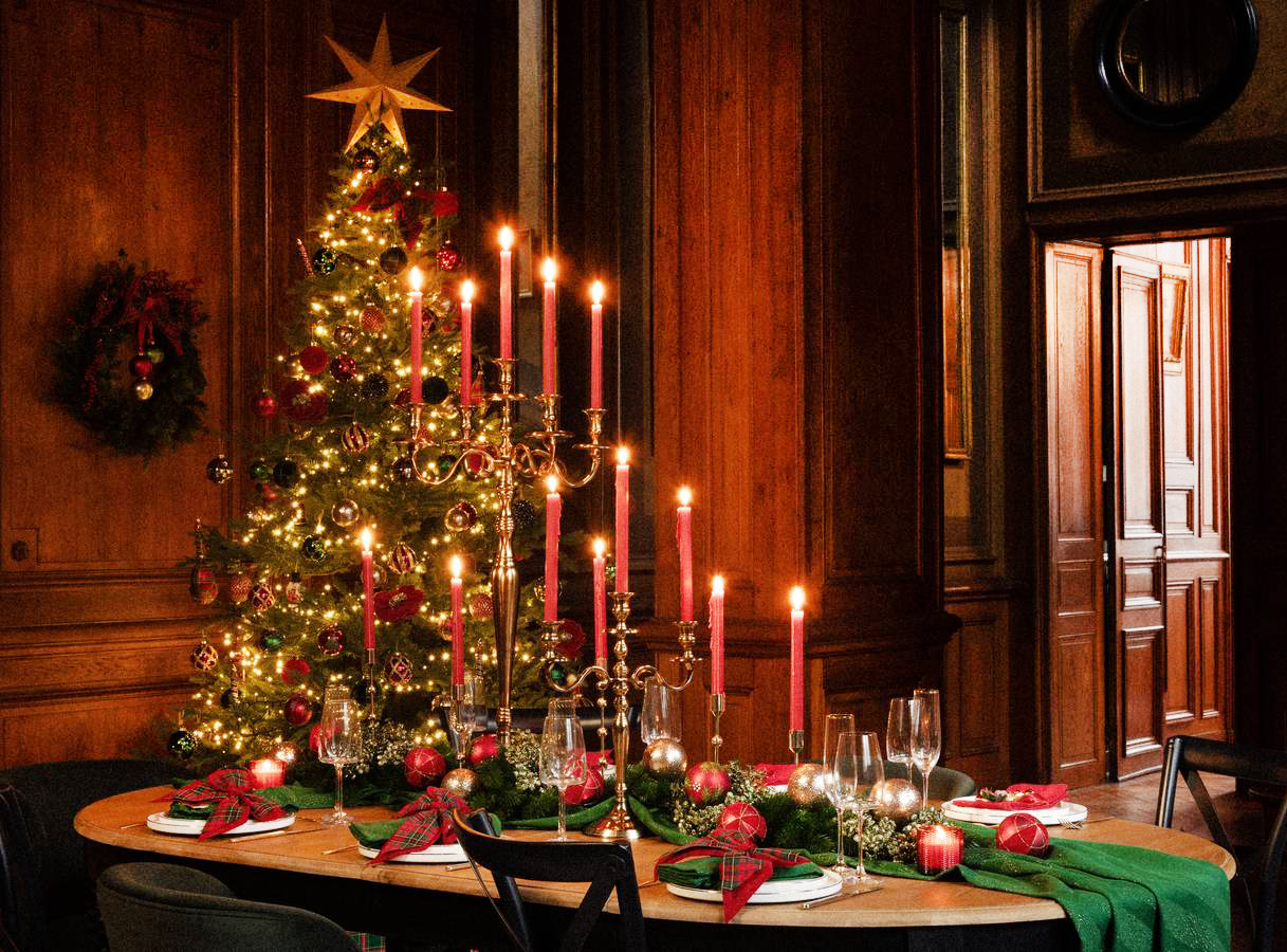 I colori della tradizione per la tavola di Natale di Maisons du Monde: è apparecchiata con i piatti Berenice in porcellana bianca con un profilo dorato e un design essenziale. Misurano Ø 27 cm, prezzo 6,99 euro. I tovaglioli verdi sono fermati da un grande fiocco scozzese in poliestere, misura L 21 x H 18 cm, prezzo 6,99 euro. Le posate dorate Dullin (prezzo 74,99 euro) e i bicchieri Waterfall in vetro trasparente con il bordino dorato (prezzo a partire da 3,99 euro) completano la mise en place. Al centro, trova posto lo scenografico candelabro Julio in alluminio dorato, misura Ø 35 x H 85 cm, prezzo 99,99 euro. www.maisonsdumonde.com I colori della tradizione per la tavola di Natale di Maisons du Monde: è apparecchiata con i piatti Berenice in porcellana bianca con un profilo dorato e un design essenziale. Misurano Ø 27 cm, prezzo 6,99 euro. I tovaglioli verdi sono fermati da un grande fiocco scozzese in poliestere, misura L 21 x H 18 cm, prezzo 6,99 euro. Le posate dorate Dullin (prezzo 74,99 euro) e i bicchieri Waterfall in vetro trasparente con il bordino dorato (prezzo a partire da 3,99 euro) completano la mise en place. Al centro, trova posto lo scenografico candelabro Julio in alluminio dorato, misura Ø 35 x H 85 cm, prezzo 99,99 euro. www.maisonsdumonde.com