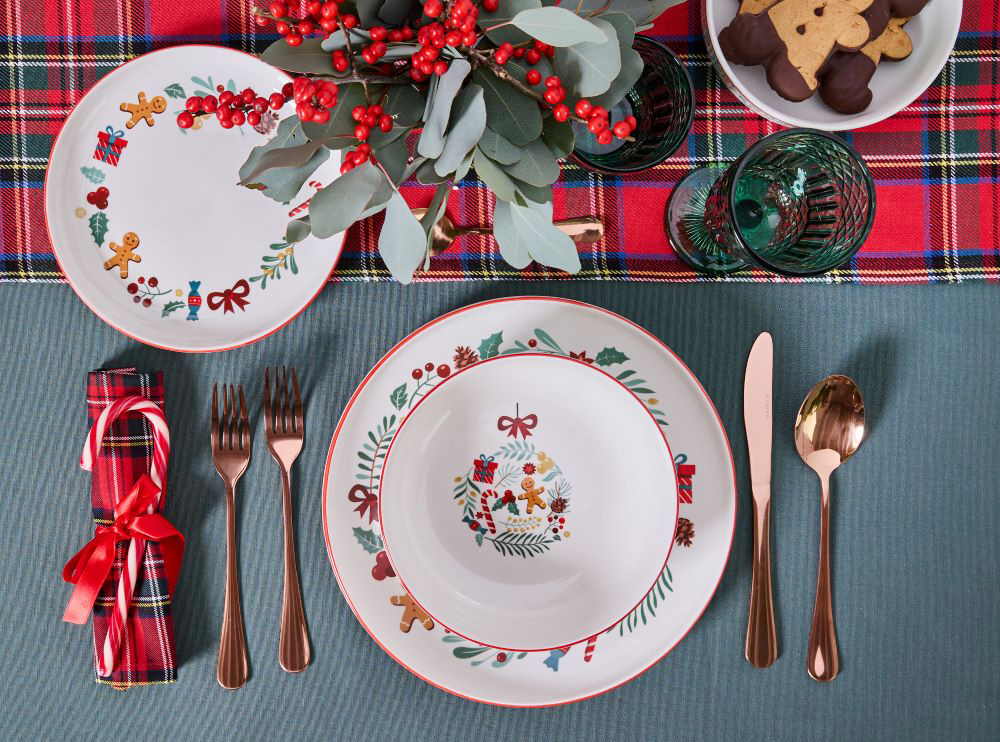 Un decoro moderno, caratterizzato da figurine stilizzate con i personaggi natalizi, per il servizio di piatti Carol di Tognana, realizzato in finissima porcellana bianca. Prezzo 81 euro (per il set da 12 pezzi). Sta bene abbinato ai bicchieri verdi e alla tovaglia tinta unita verde con il runner scozzese al centro. Il tovagliolo scozzese, coordinato con il runner, è fermato da un nastrino e da un bastoncino come segnaposto. www.tognana.com Un decoro moderno, caratterizzato da figurine stilizzate con i personaggi natalizi, per il servizio di piatti Carol di Tognana, realizzato in finissima porcellana bianca. Prezzo 81 euro (per il set da 12 pezzi). Sta bene abbinato ai bicchieri verdi e alla tovaglia tinta unita verde con il runner scozzese al centro. Il tovagliolo scozzese, coordinato con il runner, è fermato da un nastrino e da un bastoncino come segnaposto. www.tognana.com