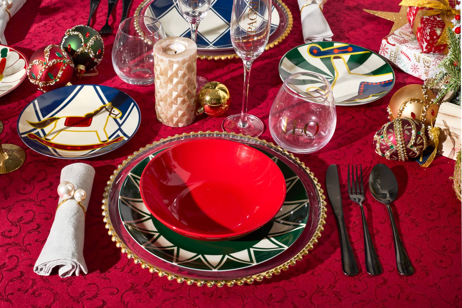 Allegro e colorato il posto tavola apparecchiato con i piatti del servizio Christmas Vintage realizzato in porcellana (piatti piani e dessert) e in stoneware (piatti fondi) con decori multicolor. Prezzo 99.99 euro scontato a 49.99 euro (per il servizio da 18 pezzi). La tovaglia Queen, in resistente poliestere rosso completa la mise en place; è disponibile in tre formati. Misura L 140 x P 180 cm. Prezzo 15.99 euro scontato 11.19 euro. I sottopiatti con il bordo dorato completano l'apparecchiatura e proteggono la tovaglia. Tutto in vendita da Conforama. www.conforama.it Allegro e colorato il posto tavola apparecchiato con i piatti del servizio Christmas Vintage realizzato in porcellana (piatti piani e dessert) e in stoneware (piatti fondi) con decori multicolor. Prezzo 99.99 euro scontato a 49.99 euro (per il servizio da 18 pezzi). La tovaglia Queen, in resistente poliestere rosso completa la mise en place; è disponibile in tre formati. Misura L 140 x P 180 cm. Prezzo 15.99 euro scontato 11.19 euro. I sottopiatti con il bordo dorato completano l'apparecchiatura e proteggono la tovaglia. Tutto in vendita da Conforama. www.conforama.it