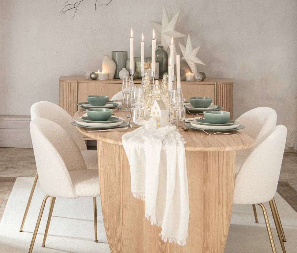 Ispirazione nordica per la tavola superchic di Maisons du Monde caratterizzata dalle stoviglie Comete in gres verde posizionate direttamente sul piano del tavolo in legno chiaro, senza tovaglia. Prezzo a partire da 15,98 euro (per il set da 2 pezzi). Sono abbinate ai bicchieri in vetro trasparente Avant-Garde, prezzo a partire da 2,99 euro cad. I tovaglioli Sapari in cotone bio bianco, misurano L 45 x P 45 cm, prezzo 9,99 euro (per il set da 2 pezzi). Il centrotavola è composto da una serie di alberi luminosi e di candele posizionati su un tessuto bianco. www.maisonsdumonde.com Ispirazione nordica per la tavola superchic di Maisons du Monde caratterizzata dalle stoviglie Comete in gres verde posizionate direttamente sul piano del tavolo in legno chiaro, senza tovaglia. Prezzo a partire da 15,98 euro (per il set da 2 pezzi). Sono abbinate ai bicchieri in vetro trasparente Avant-Garde, prezzo a partire da 2,99 euro cad. I tovaglioli Sapari in cotone bio bianco, misurano L 45 x P 45 cm, prezzo 9,99 euro (per il set da 2 pezzi). Il centrotavola è composto da una serie di alberi luminosi e di candele posizionati su un tessuto bianco. www.maisonsdumonde.com