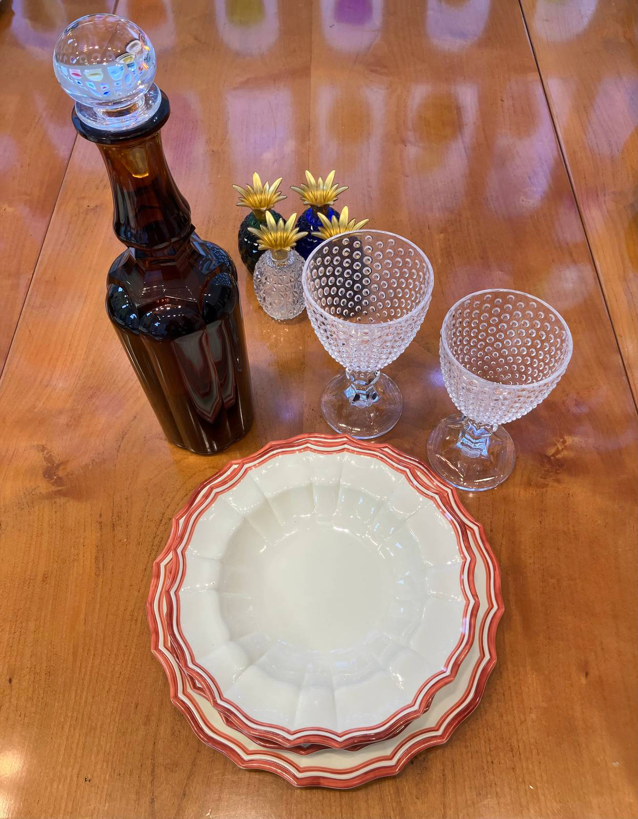 Si ispira alle forme del passato il posto tavola di Mario Luca Giusti composto dai piatti Eva Rosso, con il bordo frastagliato, realizzati in melamina bianca, che li rende leggeri, resistenti ai graffi e alle rotture. Prezzo a partire da 27 euro cad. Sono abbinati ai bicchieri in acrilico trasparente Sancho e Panza, con lavorazione a rilievo, prezzo a partire da 28 euro. La slanciata caraffa Manfredo in acrilico color ambra completa l'apparecchiatura. Misura Ø 10 x H 37 cm.  Prezzo 110 euro. www.mariolucagiusti.it Si ispira alle forme del passato il posto tavola di Mario Luca Giusti composto dai piatti Eva Rosso, con il bordo frastagliato, realizzati in melamina bianca, che li rende leggeri, resistenti ai graffi e alle rotture. Prezzo a partire da 27 euro cad. Sono abbinati ai bicchieri in acrilico trasparente Sancho e Panza, con lavorazione a rilievo, prezzo a partire da 28 euro. La slanciata caraffa Manfredo in acrilico color ambra completa l'apparecchiatura. Misura Ø 10 x H 37 cm.  Prezzo 110 euro. www.mariolucagiusti.it