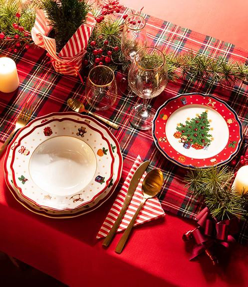 I colori della tradizione per la tavola di Natale di Kasanova che è apparecchiata con i piatti Natale Albero rosso in porcellana con decori classici. Il posto tavola prezzo 17,90 euro (per il set da 3 pezzi). Le posate Tamara sono realizzate in acciaio inox color champagne che mette in risalto il design pulito. Prezzo 39,90 euro (per il set da 24 pezzi). La tovaglia in tessuto tinto filo, con decoro tartan rosso e dettagli dorati in lurex, può ospitare fino a sei persone. Misura L 180 x P 140 cm. Prezzo 17,90 euro. www.kasanova.com I colori della tradizione per la tavola di Natale di Kasanova che è apparecchiata con i piatti Natale Albero rosso in porcellana con decori classici. Il posto tavola prezzo 17,90 euro (per il set da 3 pezzi). Le posate Tamara sono realizzate in acciaio inox color champagne che mette in risalto il design pulito. Prezzo 39,90 euro (per il set da 24 pezzi). La tovaglia in tessuto tinto filo, con decoro tartan rosso e dettagli dorati in lurex, può ospitare fino a sei persone. Misura L 180 x P 140 cm. Prezzo 17,90 euro. www.kasanova.com