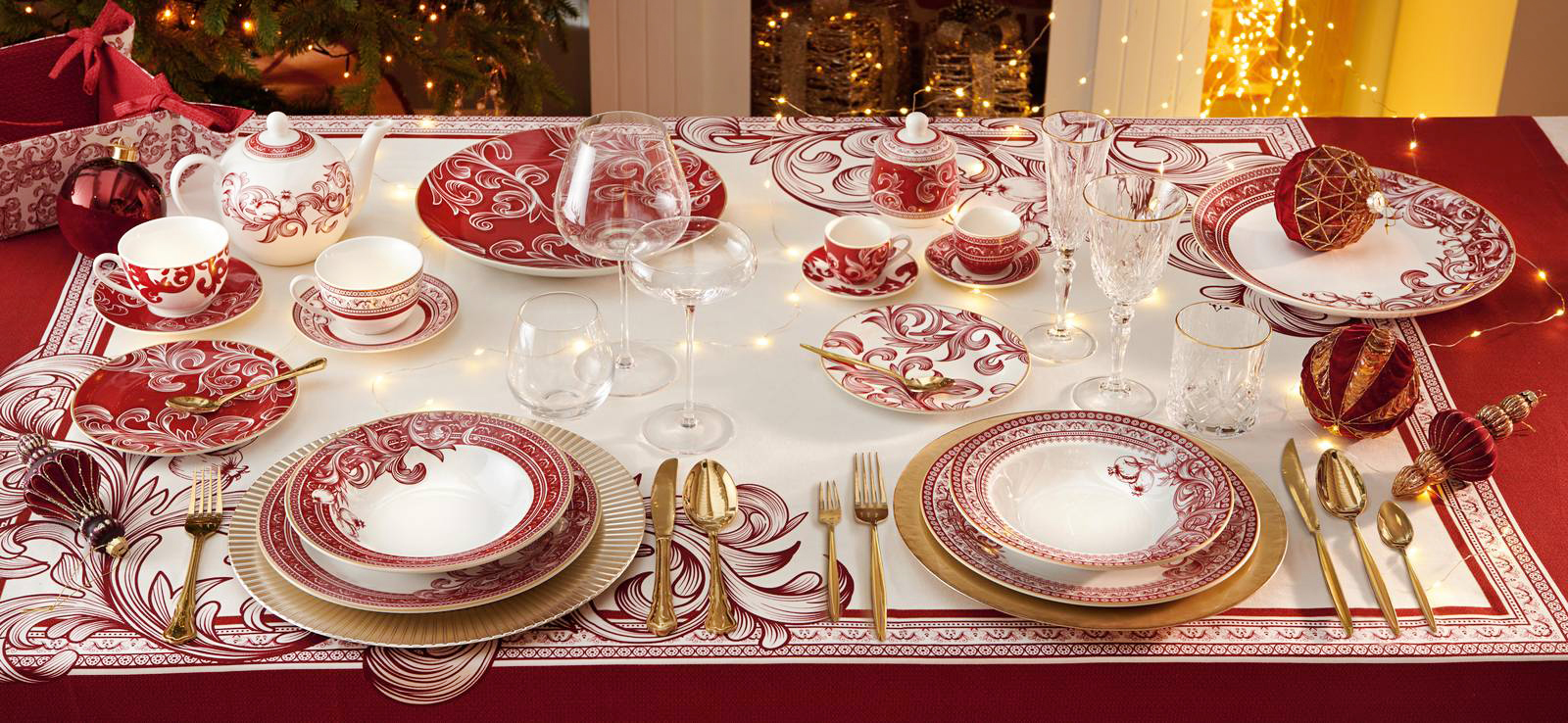 Elegante e fastosa la tavola di Natale apparecchiata con il servizio Royal Red in porcellana bianca con decori geometrici e floreali rosso scuro. Prezzo 109 euro (per il set da 18 pezzi). Il posto tavola è completato dal sottopiatto a raggera in materiale plastico color champagne. Prezzo 23,50 euro (per il set da 4 pezzi). La mise en place è illuminata dalla presenza delle posate Stretch Gold in acciaio inox dorato. Prezzo 75 euro (per il set da 20 pezzi). Tutto di Brandani. www.brandani.it Elegante e fastosa la tavola di Natale apparecchiata con il servizio Royal Red in porcellana bianca con decori geometrici e floreali rosso scuro. Prezzo 109 euro (per il set da 18 pezzi). Il posto tavola è completato dal sottopiatto a raggera in materiale plastico color champagne. Prezzo 23,50 euro (per il set da 4 pezzi). La mise en place è illuminata dalla presenza delle posate Stretch Gold in acciaio inox dorato. Prezzo 75 euro (per il set da 20 pezzi). Tutto di Brandani. www.brandani.it