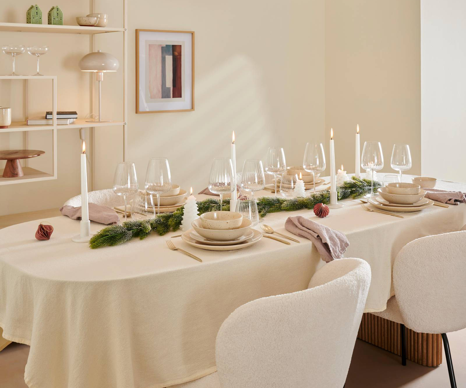 Le raffinate sfumature del bianco avorio per la tavola apparecchiata con le stoviglie Terra in gres beige. Il piatto piano misura Ø 27 cm, prezzo 35,80 euro (per il set da 4 pezzi). Le posate  Roxanne in metallo dorato chiaro completano la mise en place, prezzo 49,95 euro (per il set da 16 pezzi). Sulla tovaglia in gradazione sono sistemati una semplice ghirlanda verde come centrotavola, delle sottili candele bianche posizionate nei candelieri Nordi in gres candido (misurano Ø 3 x H 6 cm, prezzo 3,95 euro cad.) e delle candele sagomate Cone (misurano Ø 8 x H 9,5 cm, prezzo 3,95 euro cad.). Tutto di CASA. www.casashops.com Le raffinate sfumature del bianco avorio per la tavola apparecchiata con le stoviglie Terra in gres beige. Il piatto piano misura Ø 27 cm, prezzo 35,80 euro (per il set da 4 pezzi). Le posate  Roxanne in metallo dorato chiaro completano la mise en place, prezzo 49,95 euro (per il set da 16 pezzi). Sulla tovaglia in gradazione sono sistemati una semplice ghirlanda verde come centrotavola, delle sottili candele bianche posizionate nei candelieri Nordi in gres candido (misurano Ø 3 x H 6 cm, prezzo 3,95 euro cad.) e delle candele sagomate Cone (misurano Ø 8 x H 9,5 cm, prezzo 3,95 euro cad.). Tutto di CASA. www.casashops.com