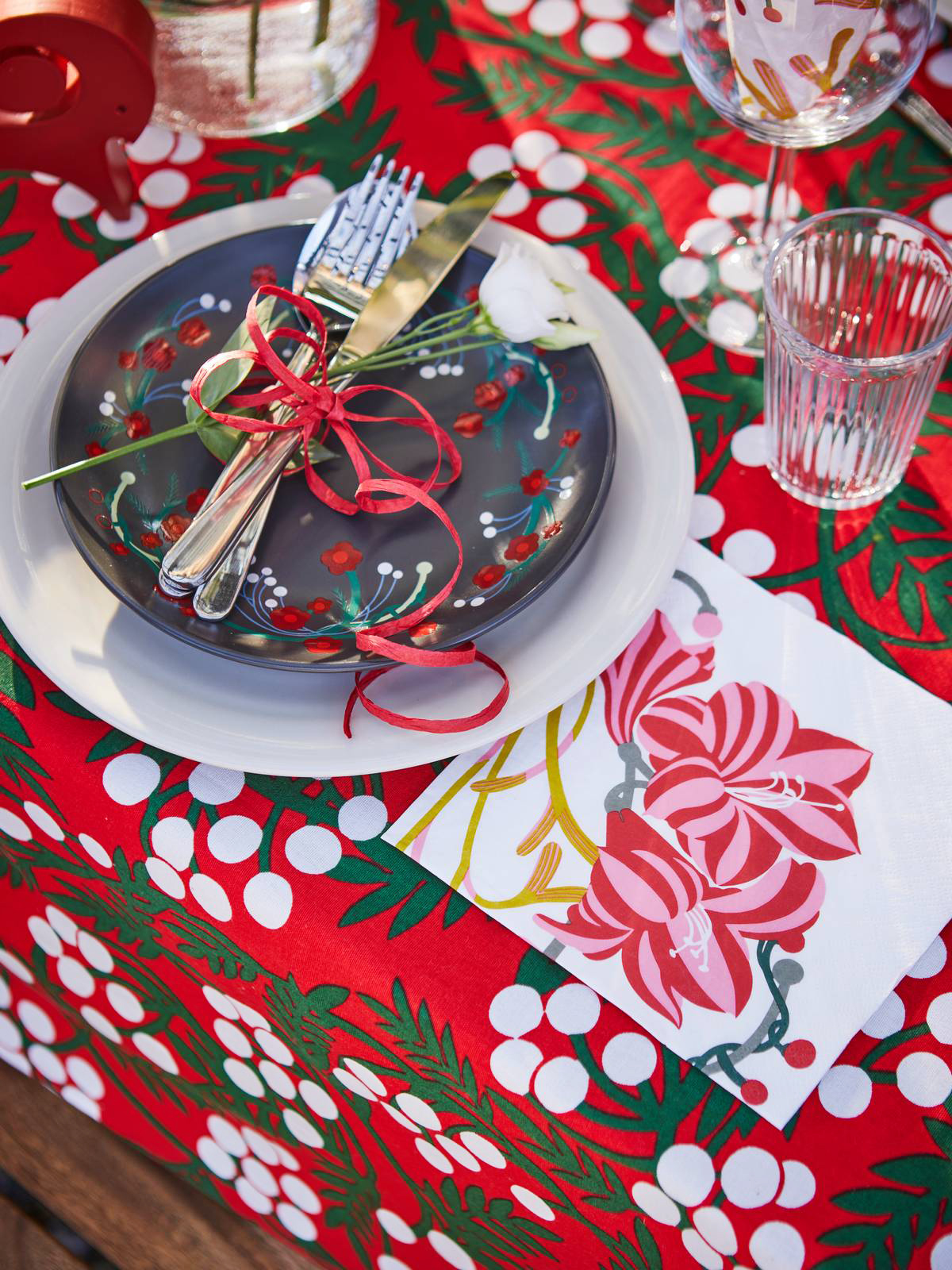 Il motivo floreale spicca sul piatto in gres grigio scuro che, abbinato ad un semplice piatto in ceramica bianca, dà vita ad una apparecchiatura per le feste. Misura Ø 20 cm. Prezzo 3,50 euro. Il posto tavola, con le posate legate insieme con un nastrino rosso e decorate da un fiore, è posizionato sulla tovaglia rossa con un motivo bianco e verde; è realizzata in puro cotone. Misura L 145 x P 240 cm. Prezzo 18 euro. I tovaglioli di carta Amarilli sottolineano lo stile allegro e informale, prezzo 1,95 euro (per il set da 30 pezzi). Tutto della collezione Vinterfint di Ikea Italia. www.ikea.com Il motivo floreale spicca sul piatto in gres grigio scuro che, abbinato ad un semplice piatto in ceramica bianca, dà vita ad una apparecchiatura per le feste. Misura Ø 20 cm. Prezzo 3,50 euro. Il posto tavola, con le posate legate insieme con un nastrino rosso e decorate da un fiore, è posizionato sulla tovaglia rossa con un motivo bianco e verde; è realizzata in puro cotone. Misura L 145 x P 240 cm. Prezzo 18 euro. I tovaglioli di carta Amarilli sottolineano lo stile allegro e informale, prezzo 1,95 euro (per il set da 30 pezzi). Tutto della collezione Vinterfint di Ikea Italia. www.ikea.com