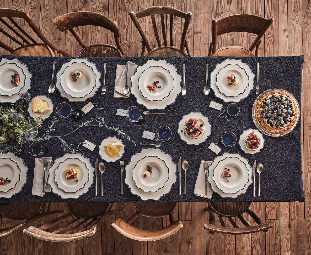 Le raffinate sfumature del blu per una tavola di Natale insolita: i piatti in porcellana bianca hanno il bordo mosso decorato da un sottile profilo blu notte. Misurano Ø 28 cm. Prezzo 10,90 euro. Sono abbinati ai bicchieri in vetro con un bordino filo oro, dotati di etichette segnaposto fissate allo stelo, e sono posizionati su una tovaglia blu scuro. Il calice prezzo 8,90 euro. Tutto di Coincasa,. www.coin.it Le raffinate sfumature del blu per una tavola di Natale insolita: i piatti in porcellana bianca hanno il bordo mosso decorato da un sottile profilo blu notte. Misurano Ø 28 cm. Prezzo 10,90 euro. Sono abbinati ai bicchieri in vetro con un bordino filo oro, dotati di etichette segnaposto fissate allo stelo, e sono posizionati su una tovaglia blu scuro. Il calice prezzo 8,90 euro. Tutto di Coincasa,. www.coin.it