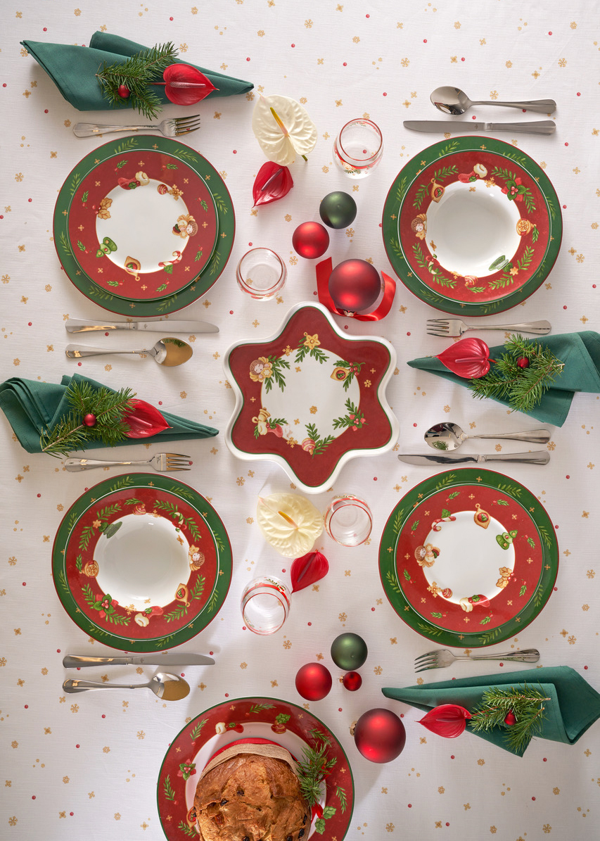 Fanno parte della Linea Sorprese di Natale i piatti in porcellana decorata nei colori tradizionali, il rosso e il verde. Prezzo 49,90 euro (per il set da 2 posti). Al centro della tavola è stato sistemato il piatto a forma di stella, misura Ø 30 cm, prezzo 26,90 euro. I bicchieri coordinati in vetro trasparente con decori, prezzo 29,90 euro (per il set da 6 pezzi). La mise en place è completata dalla tovaglia rettangolare in puro cotone per sei persone, misura L 160 x P 200 cm, prezzo 59,90 euro. Tutto di Thun. www.thun.com Fanno parte della Linea Sorprese di Natale i piatti in porcellana decorata nei colori tradizionali, il rosso e il verde. Prezzo 49,90 euro (per il set da 2 posti). Al centro della tavola è stato sistemato il piatto a forma di stella, misura Ø 30 cm, prezzo 26,90 euro. I bicchieri coordinati in vetro trasparente con decori, prezzo 29,90 euro (per il set da 6 pezzi). La mise en place è completata dalla tovaglia rettangolare in puro cotone per sei persone, misura L 160 x P 200 cm, prezzo 59,90 euro. Tutto di Thun. www.thun.com