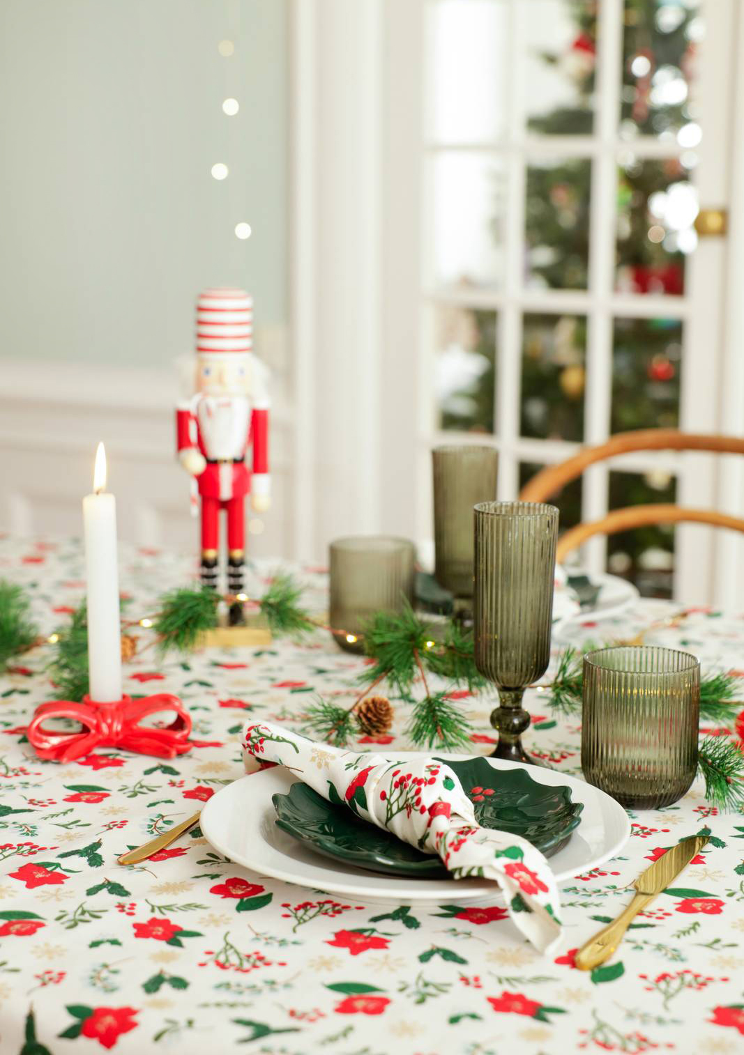 Una mise en place allegra e colorata con il piattino in ceramica verde con motivo agrifoglio in rilievo, posizionato su un semplice piatto bianco. Misura Ø 18,8 cm. Prezzo 5 euro. È abbinato ai bicchieri e ai calici in vetro verde scuro. Prezzo a partire da 2,50 euro cad. Il portacandele in ceramica a forma di fiocco rosso, misura L 11,5 x P 9,4 x H 3,1 cm, prezzo 4 euro. La tovaglia natalizia in cotone bianco con piccoli decori, fiori e bacche, rossi e verdi. Misura L 220 x P 140 cm. Prezzo 10 euro. Il tovagliolo coordinato prezzo 2,50 euro. Tutto di Flying Tiger Copenhagen. www.flyingtiger.com Una mise en place allegra e colorata con il piattino in ceramica verde con motivo agrifoglio in rilievo, posizionato su un semplice piatto bianco. Misura Ø 18,8 cm. Prezzo 5 euro. È abbinato ai bicchieri e ai calici in vetro verde scuro. Prezzo a partire da 2,50 euro cad. Il portacandele in ceramica a forma di fiocco rosso, misura L 11,5 x P 9,4 x H 3,1 cm, prezzo 4 euro. La tovaglia natalizia in cotone bianco con piccoli decori, fiori e bacche, rossi e verdi. Misura L 220 x P 140 cm. Prezzo 10 euro. Il tovagliolo coordinato prezzo 2,50 euro. Tutto di Flying Tiger Copenhagen. www.flyingtiger.com