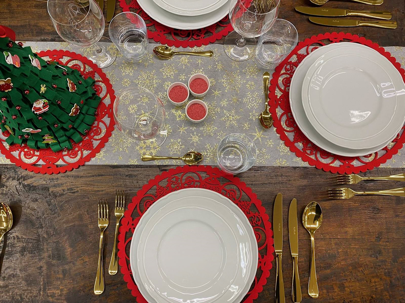 Impreziosiscono qualsiasi apparecchiatura durante le giornate di festa le posate Baguette Treasure Gold di Pinti Inox: sono completamente realizzate in metallo dorato che con i suoi riverberi rende magica la tavola. Prezzo 50,52 euro (per un posto tavola). La tavola è apparecchiata con un semplice e elegante servizio di piatti bianchi, posizionati sulle tovagliette rotonde in feltro rosso traforate effetto pizzo. www.pinti.it Impreziosiscono qualsiasi apparecchiatura durante le giornate di festa le posate Baguette Treasure Gold di Pinti Inox: sono completamente realizzate in metallo dorato che con i suoi riverberi rende magica la tavola. Prezzo 50,52 euro (per un posto tavola). La tavola è apparecchiata con un semplice e elegante servizio di piatti bianchi, posizionati sulle tovagliette rotonde in feltro rosso traforate effetto pizzo. www.pinti.it