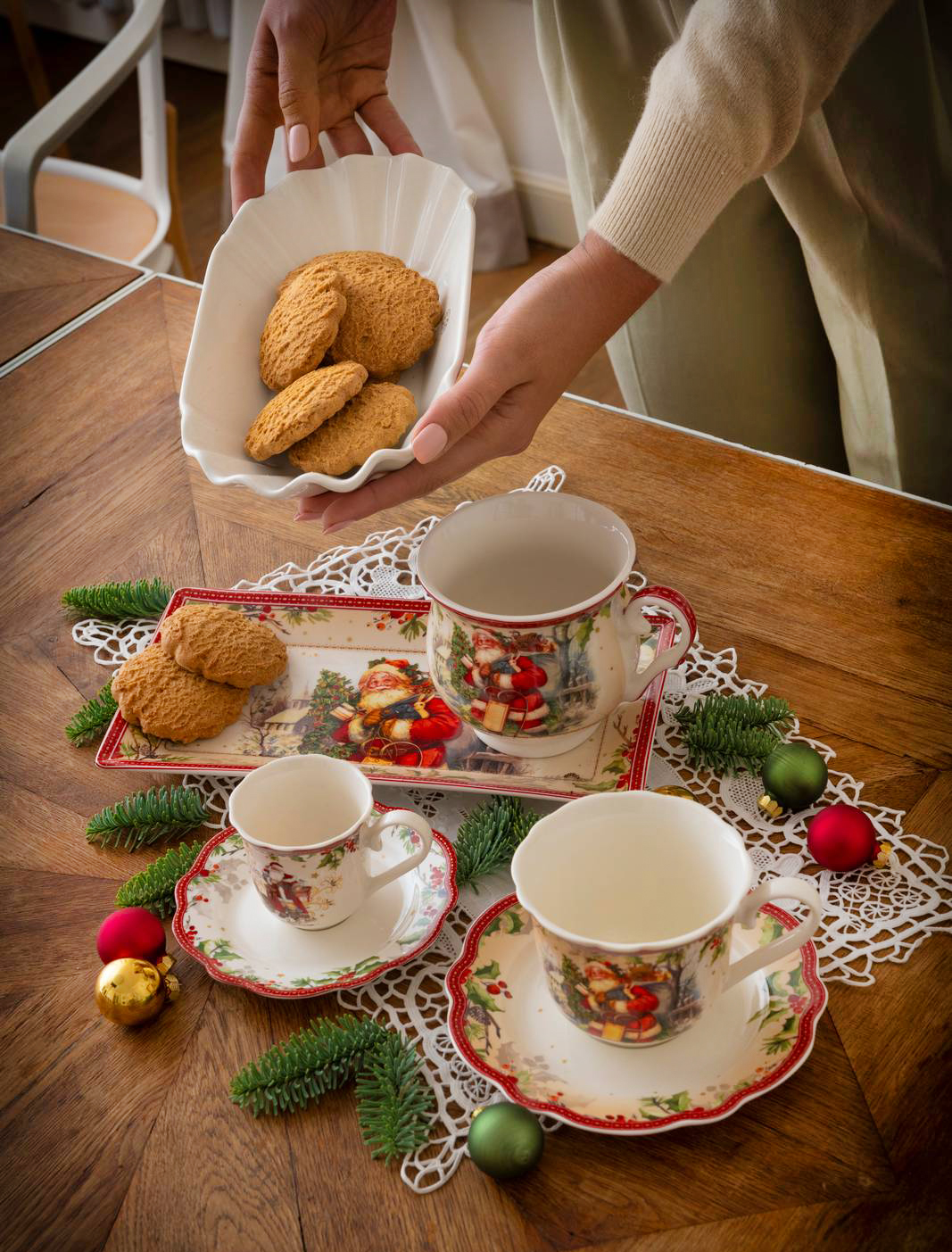 Sono decorate dal tradizionale Babbo Natale le tazze in porcellana in vendita da Viridea che permettono di prendersi una pausa con tè e biscotti durante le giornate di festa. Il mug, prezzo 6,90 euro. La tazza con piattino, prezzo 9,90 euro. La coppia di tazzine con piattino, prezzo 12,90 euro. www.viridea.it Sono decorate dal tradizionale Babbo Natale le tazze in porcellana in vendita da Viridea che permettono di prendersi una pausa con tè e biscotti durante le giornate di festa. Il mug, prezzo 6,90 euro. La tazza con piattino, prezzo 9,90 euro. La coppia di tazzine con piattino, prezzo 12,90 euro. www.viridea.it