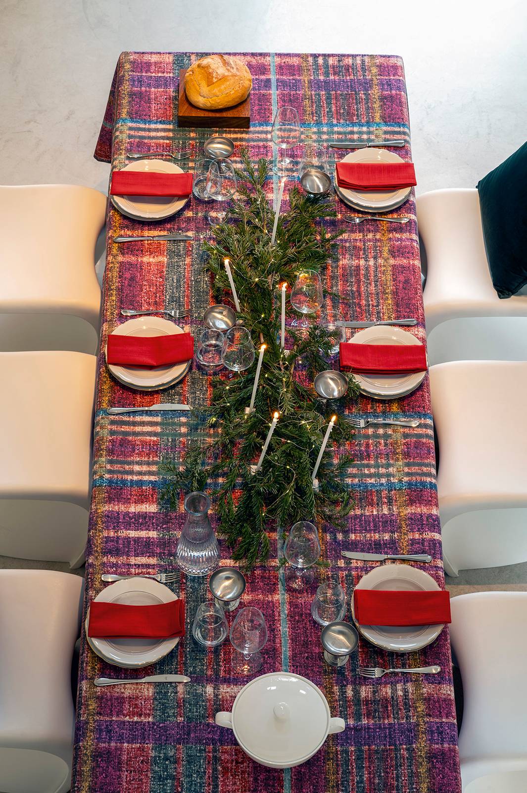 La tovaglia in puro cotone Tartan di Fazzini è caratterizzata da un fitto decoro, a stampa digitale ad alta risoluzione, con strisce colorate nei toni del viola che permettono di dare vita ad una mise en place natalizia aggiungendo dei semplici piatti bianchi e dei tovaglioli rosso scuro in contrasto. Il centrotavola è composto da rami di pino e da una serie di sottili candele candide. È disponibile in tre formati. Il modello più grande misura L 180 x P 280 cm. Prezzo 109 euro. www.fazzinihome.com La tovaglia in puro cotone Tartan di Fazzini è caratterizzata da un fitto decoro, a stampa digitale ad alta risoluzione, con strisce colorate nei toni del viola che permettono di dare vita ad una mise en place natalizia aggiungendo dei semplici piatti bianchi e dei tovaglioli rosso scuro in contrasto. Il centrotavola è composto da rami di pino e da una serie di sottili candele candide. È disponibile in tre formati. Il modello più grande misura L 180 x P 280 cm. Prezzo 109 euro. www.fazzinihome.com