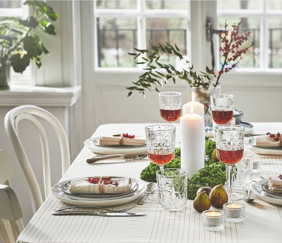 Una mise en place semplice e ricercata nello stesso tempo con la tovaglia Vippstarr di Ikea Italia che è decorata da sottili righe rosse su un tessuto in 100% cotone non sbiancato con un aspetto naturale. Misura L 150 x P 150 cm. Prezzo 3,95 euro. È apparecchiata con piatti in ceramica bianca, bicchieri in cristallo e posate in acciaio; il centrotavola è composto da grandi candele bianche circondate da rami verdi. www.ikea.com Una mise en place semplice e ricercata nello stesso tempo con la tovaglia Vippstarr di Ikea Italia che è decorata da sottili righe rosse su un tessuto in 100% cotone non sbiancato con un aspetto naturale. Misura L 150 x P 150 cm. Prezzo 3,95 euro. È apparecchiata con piatti in ceramica bianca, bicchieri in cristallo e posate in acciaio; il centrotavola è composto da grandi candele bianche circondate da rami verdi. www.ikea.com