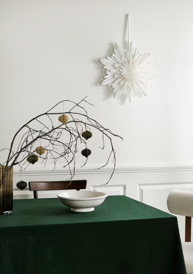 Un'intensa tonalità di verde scuro per la tovaglia tinta unita in misto lino e cotone di H&M Home che può essere abbinata sia a piatti con una linea retrò sia a quelli con uno stile contemporaneo. Oppure usata per “vestire” un tavolo su cui sistemare l'albero di natale originale realizzato con un a serie di rami sistemati in un vaso e decorati con pendenti e decori in carta. Misura L 140 x P 240 cm. Prezzo 39,99 euro. www.hm.com Un'intensa tonalità di verde scuro per la tovaglia tinta unita in misto lino e cotone di H&M Home che può essere abbinata sia a piatti con una linea retrò sia a quelli con uno stile contemporaneo. Oppure usata per “vestire” un tavolo su cui sistemare l'albero di natale originale realizzato con un a serie di rami sistemati in un vaso e decorati con pendenti e decori in carta. Misura L 140 x P 240 cm. Prezzo 39,99 euro. www.hm.com