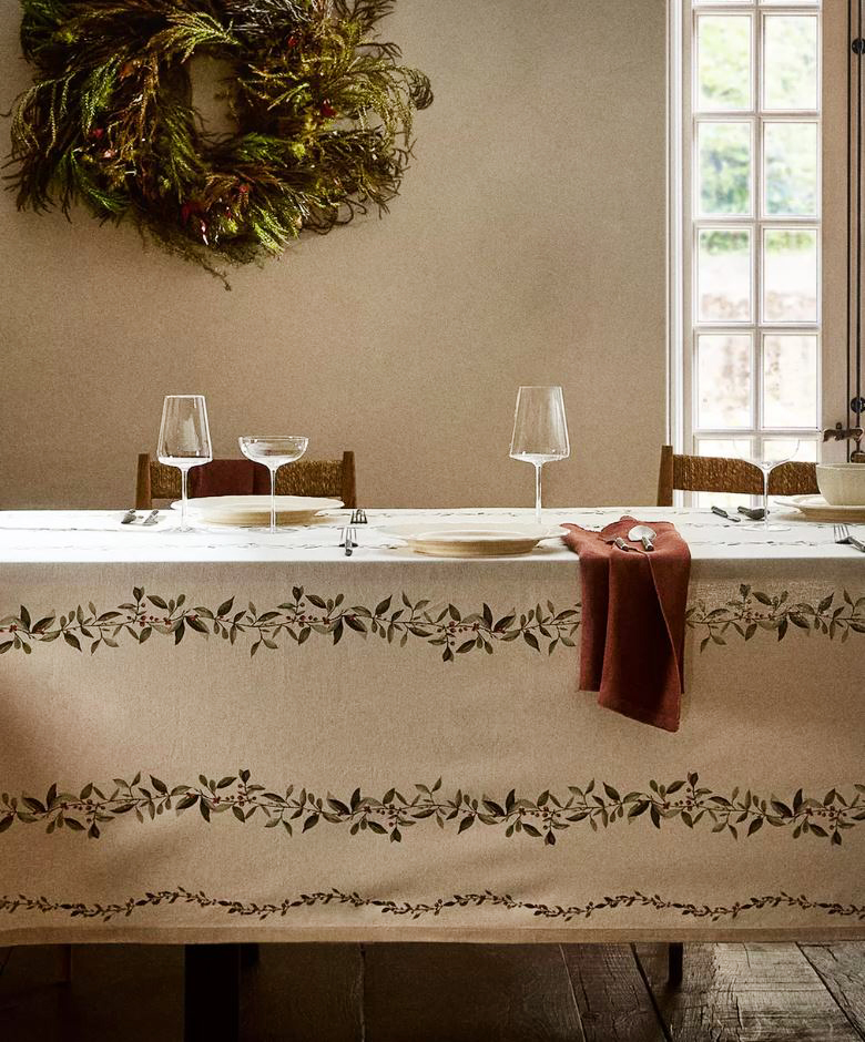 Raffinata la grande tovaglia di Zara Home in cotone dall'aspetto piacevolmente grezzo che è caratterizzata da una bordura con rami di agrifoglio nei toni del verde. Sta bene abbinata a piatti in ceramica chiara, bicchieri trasparenti e tovaglioli tinta unita in una colorazione in contrasto. È disponibile in due formati per ospitare fino a otto commensali durante le feste. Misura  L 120 x P 160 cm e L 150 x P 250 cm. Prezzo a partire da 39,99 euro. www.zarahome.com Raffinata la grande tovaglia di Zara Home in cotone dall'aspetto piacevolmente grezzo che è caratterizzata da una bordura con rami di agrifoglio nei toni del verde. Sta bene abbinata a piatti in ceramica chiara, bicchieri trasparenti e tovaglioli tinta unita in una colorazione in contrasto. È disponibile in due formati per ospitare fino a otto commensali durante le feste. Misura  L 120 x P 160 cm e L 150 x P 250 cm. Prezzo a partire da 39,99 euro. www.zarahome.com