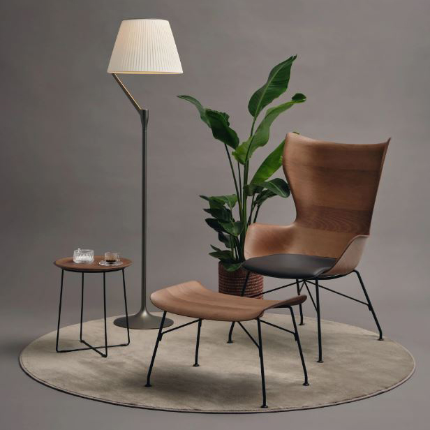 Sta bene accanto alla poltrona nell'angolo relax il tavolino Al Wood di Kartell con il telaio in metallo cromato e il piano in legno curvato che può essere usato come vassoio. Misura Ø  40 x H 45,5 cm. Prezzo 314 euro. www.kartell.com Sta bene accanto alla poltrona nell'angolo relax il tavolino Al Wood di Kartell con il telaio in metallo cromato e il piano in legno curvato che può essere usato come vassoio. Misura Ø  40 x H 45,5 cm. Prezzo 314 euro. www.kartell.com