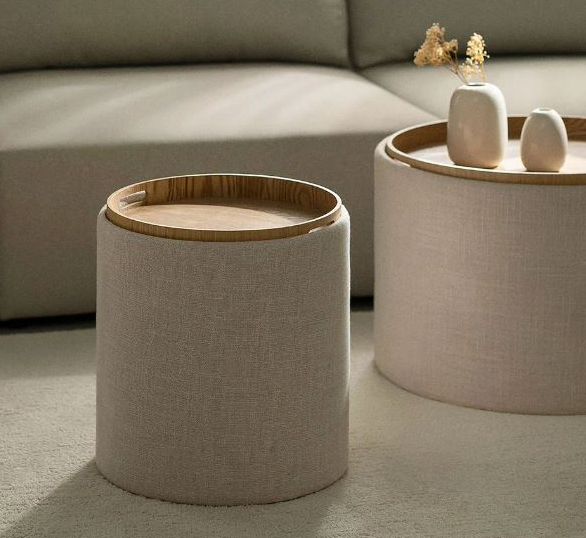È rivestito in lino beige il tavolino cilindrico - che è anche contenitore - Berkeleni di Sklum, dotato di piano vassoio amovibile realizzato in legno di frassino. La struttura è realizzata in MDF e compensato. Misura Ø 39 x H 42 cm. Prezzo 74,95  euro. www.sklum.com È rivestito in lino beige il tavolino cilindrico - che è anche contenitore - Berkeleni di Sklum, dotato di piano vassoio amovibile realizzato in legno di frassino. La struttura è realizzata in MDF e compensato. Misura Ø 39 x H 42 cm. Prezzo 74,95  euro. www.sklum.com