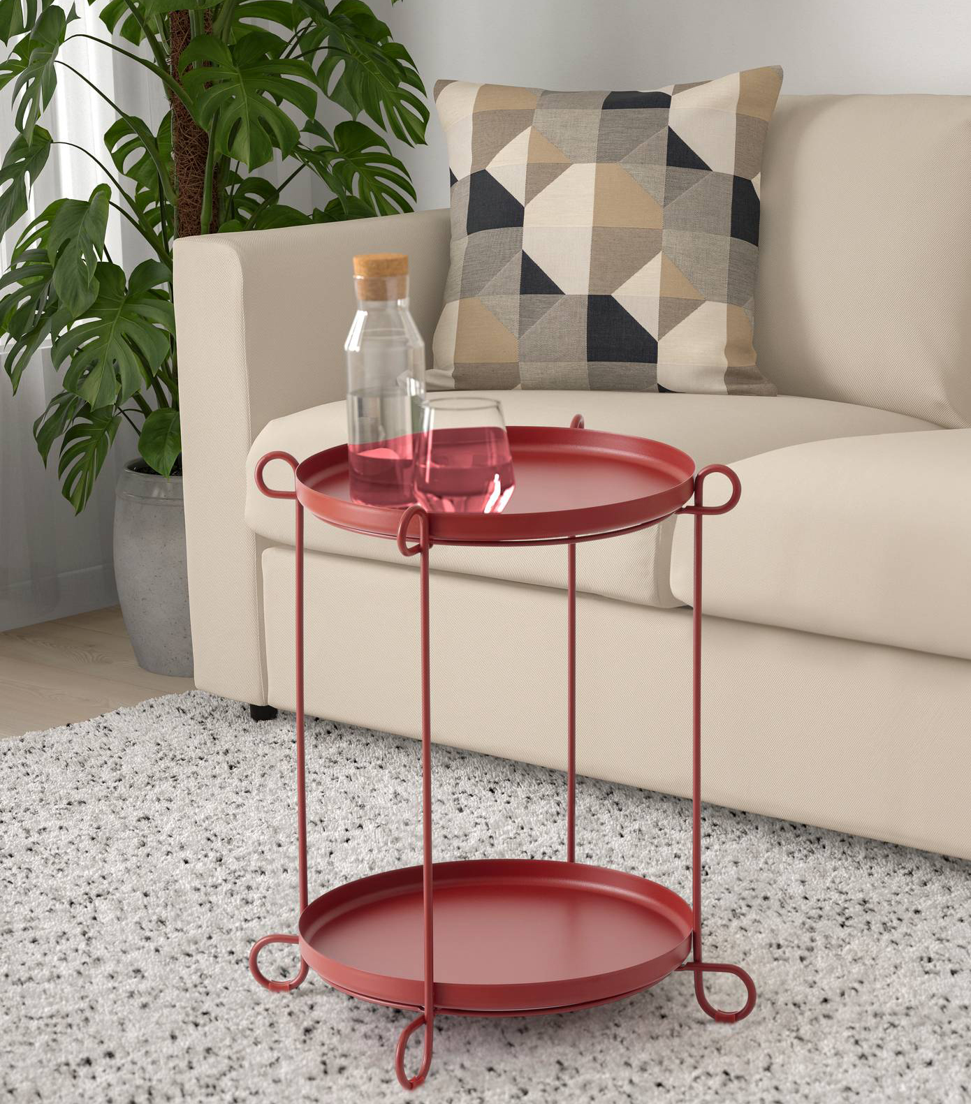 Il tavolo Livelycke di Ikea Italia è dotato di due pratici vassoi asportabili che possono essere usati per servire caffé o altro. La struttura è realizzata in acciaio con rivestimento epossidico rosso.  Misura Ø 50 x H 54 cm. Prezzo 30 euro. www.ikea.com Il tavolo Livelycke di Ikea Italia è dotato di due pratici vassoi asportabili che possono essere usati per servire caffé o altro. La struttura è realizzata in acciaio con rivestimento epossidico rosso.  Misura Ø 50 x H 54 cm. Prezzo 30 euro. www.ikea.com