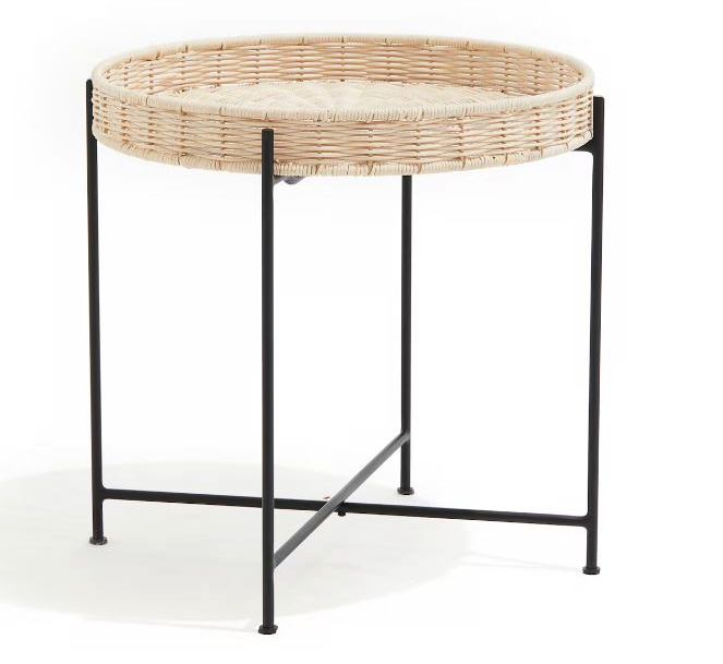 Abbina materiali diversi il tavolino Metal Tray Table di H&M Home: è composto da un vassoio in rattan e da una sottile struttura di sostegno in ferro nero. Misura Ø 45 x H 45,5 cm. Prezzo 79,99 euro. www.hm.com Abbina materiali diversi il tavolino Metal Tray Table di H&M Home: è composto da un vassoio in rattan e da una sottile struttura di sostegno in ferro nero. Misura Ø 45 x H 45,5 cm. Prezzo 79,99 euro. www.hm.com