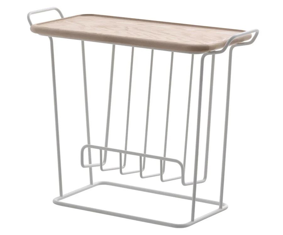 Ha il piano rettangolare in frassino il tavolo vassoio Minnie Mae Wood di Maze in vendita su Finnish Design Shop; la struttura in metallo bianco consente di usarlo anche come portariviste. Misura L 62 x P 25,5 x H 49 cm. Prezzo 249 euro. www.finnishdesignshop.it Ha il piano rettangolare in frassino il tavolo vassoio Minnie Mae Wood di Maze in vendita su Finnish Design Shop; la struttura in metallo bianco consente di usarlo anche come portariviste. Misura L 62 x P 25,5 x H 49 cm. Prezzo 249 euro. www.finnishdesignshop.it
