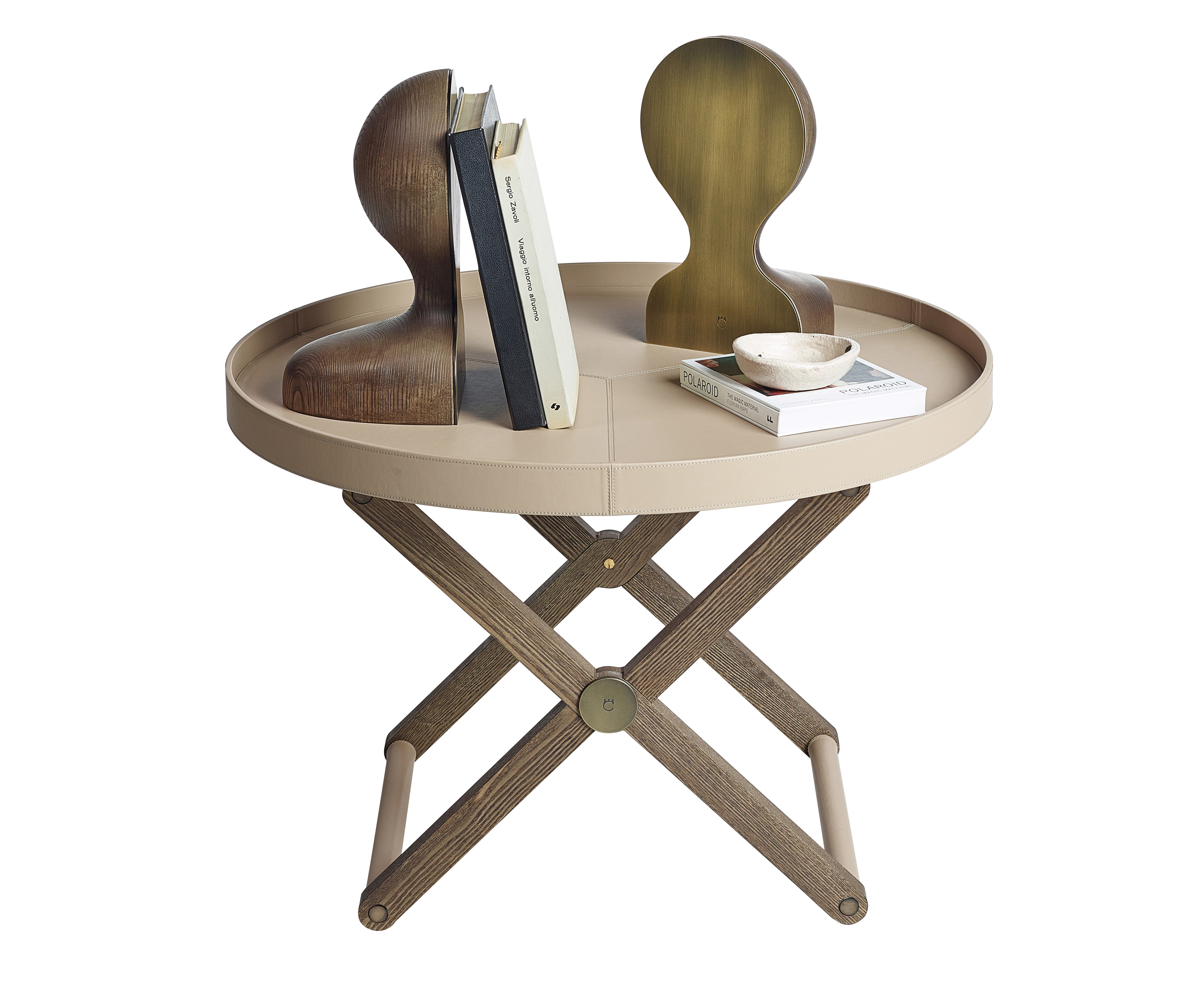 Fa parte della capsule “Oggetti d'autore: Omaggio a Morandi” di Paolo Castelli il tavolino Tray che è composto da un vassoio in legno rivestito in cuoio color sabbia e da una base pieghevole in legno di frassino tinto noce. Misura Ø 75 x H 49 cm. Prezzo 2.055 euro + Iva. www.paolocastelli.com Fa parte della capsule “Oggetti d'autore: Omaggio a Morandi” di Paolo Castelli il tavolino Tray che è composto da un vassoio in legno rivestito in cuoio color sabbia e da una base pieghevole in legno di frassino tinto noce. Misura Ø 75 x H 49 cm. Prezzo 2.055 euro + Iva. www.paolocastelli.com