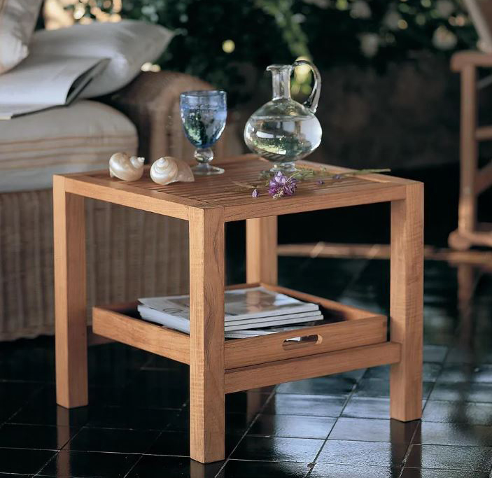 Il tavolino basso della collezione Chelsea di Unopiù è interamente realizzato in pregiato teak ed è dotato di due ripiani di cui uno amovibile che può essere usato come vassoio. Misura L 50 x P 50 x H  50 cm. Prezzo 671 euro. www.unopiu.com Il tavolino basso della collezione Chelsea di Unopiù è interamente realizzato in pregiato teak ed è dotato di due ripiani di cui uno amovibile che può essere usato come vassoio. Misura L 50 x P 50 x H  50 cm. Prezzo 671 euro. www.unopiu.com