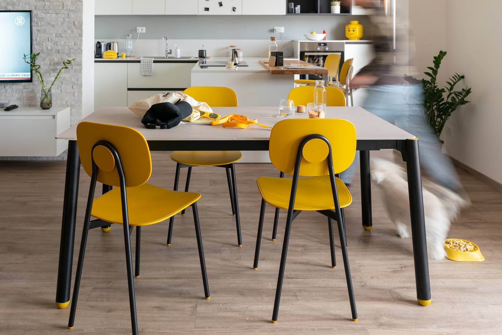 Il tavolo da cucina Combo di Pointhouse è allungabile ed ha struttura in acciaio e gambe a sezione circolare con piedini d’appoggio in tecnopolimero. Qui abbinato a una cucina bianca e alla sedia Tata Young dagli stessi colori, grazie alle diverse finiture disponibili può essere inserito in ogni ambiente. Prezzo Combo 160 – Plus da L 160 x P 90 co, con 1 allunga di serie – piano angoli raggiati, con struttura verniciata Nero Opaco e piano in Cleaf 7V Ghiaccio, a partire da 1.160 euro.  www.pointhouse.it Il tavolo da cucina Combo di Pointhouse è allungabile ed ha struttura in acciaio e gambe a sezione circolare con piedini d’appoggio in tecnopolimero. Qui abbinato a una cucina bianca e alla sedia Tata Young dagli stessi colori, grazie alle diverse finiture disponibili può essere inserito in ogni ambiente. Prezzo Combo 160 – Plus da L 160 x P 90 co, con 1 allunga di serie – piano angoli raggiati, con struttura verniciata Nero Opaco e piano in Cleaf 7V Ghiaccio, a partire da 1.160 euro.  www.pointhouse.it