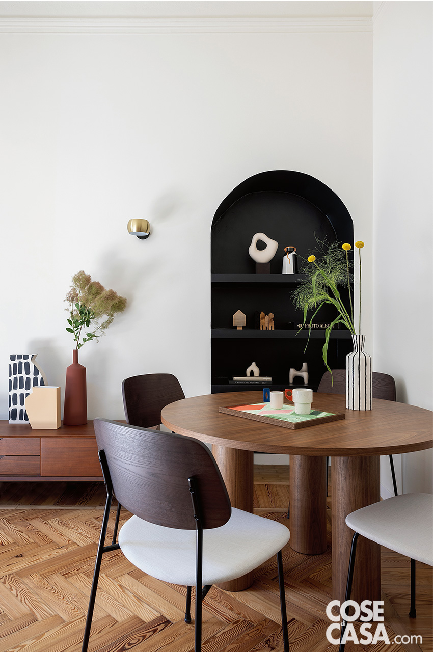 Tavolo rotondo in noce con particolare base a tre gambe Tavolo rotondo in noce con particolare base a tre gambe