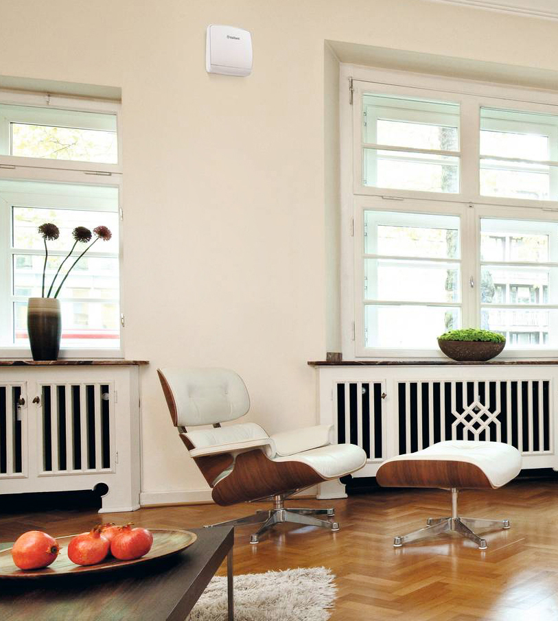 Grazie alla facilità di installazione e al design moderno il sistema VMC ecoVAIR 60/2 di Vaillant può facilmente essere integrato all’interno di ambienti domestici. È sufficiente un foro a parete per installare in pochi minuti l’unità di ventilazione. Permette di fornire portate di aria in espulsione o immissione fino a 60 mc/h e funziona secondo un principio di ventilazione alternata: ogni 70 secondi automaticamente la direzione del flusso dell’aria viene invertita, consentendo così di immettere aria fresca o estrarre aria viziata dagli ambienti. È dotato di un sensore di umidità e di un sensore di luce integrati. Prezzo a partire da 429 euro, IVA esclusa. www.vaillant.it Grazie alla facilità di installazione e al design moderno il sistema VMC ecoVAIR 60/2 di Vaillant può facilmente essere integrato all’interno di ambienti domestici. È sufficiente un foro a parete per installare in pochi minuti l’unità di ventilazione. Permette di fornire portate di aria in espulsione o immissione fino a 60 mc/h e funziona secondo un principio di ventilazione alternata: ogni 70 secondi automaticamente la direzione del flusso dell’aria viene invertita, consentendo così di immettere aria fresca o estrarre aria viziata dagli ambienti. È dotato di un sensore di umidità e di un sensore di luce integrati. Prezzo a partire da 429 euro, IVA esclusa. www.vaillant.it