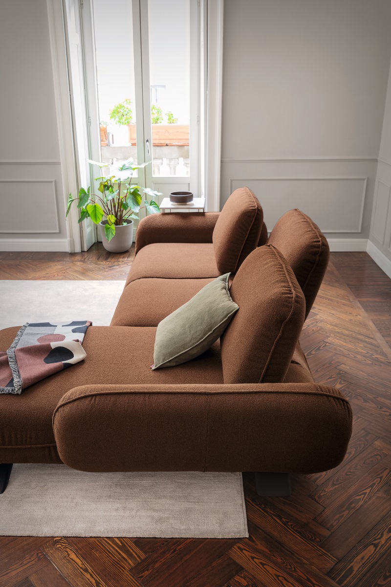 Favola di Calligaris è un programma di moduli componibili ispirato al futon giapponese. Lo schienale mobile con meccanismo e volutamente un elemento “estraneo” che puntella la superficie di seduta. Il modello si caratterizza dai piedi in legno dal disegno mid-century e dai moduli che consentono composizioni accattivanti anche in spazi contenuti. Misure divano a 2 posti più chaise-longue: L 328 x P 113 x H 89 cm. Prezzo a partire da 4.018 euro iva inclusa. www.calligaris.com Favola di Calligaris è un programma di moduli componibili ispirato al futon giapponese. Lo schienale mobile con meccanismo e volutamente un elemento “estraneo” che puntella la superficie di seduta. Il modello si caratterizza dai piedi in legno dal disegno mid-century e dai moduli che consentono composizioni accattivanti anche in spazi contenuti. Misure divano a 2 posti più chaise-longue: L 328 x P 113 x H 89 cm. Prezzo a partire da 4.018 euro iva inclusa. www.calligaris.com