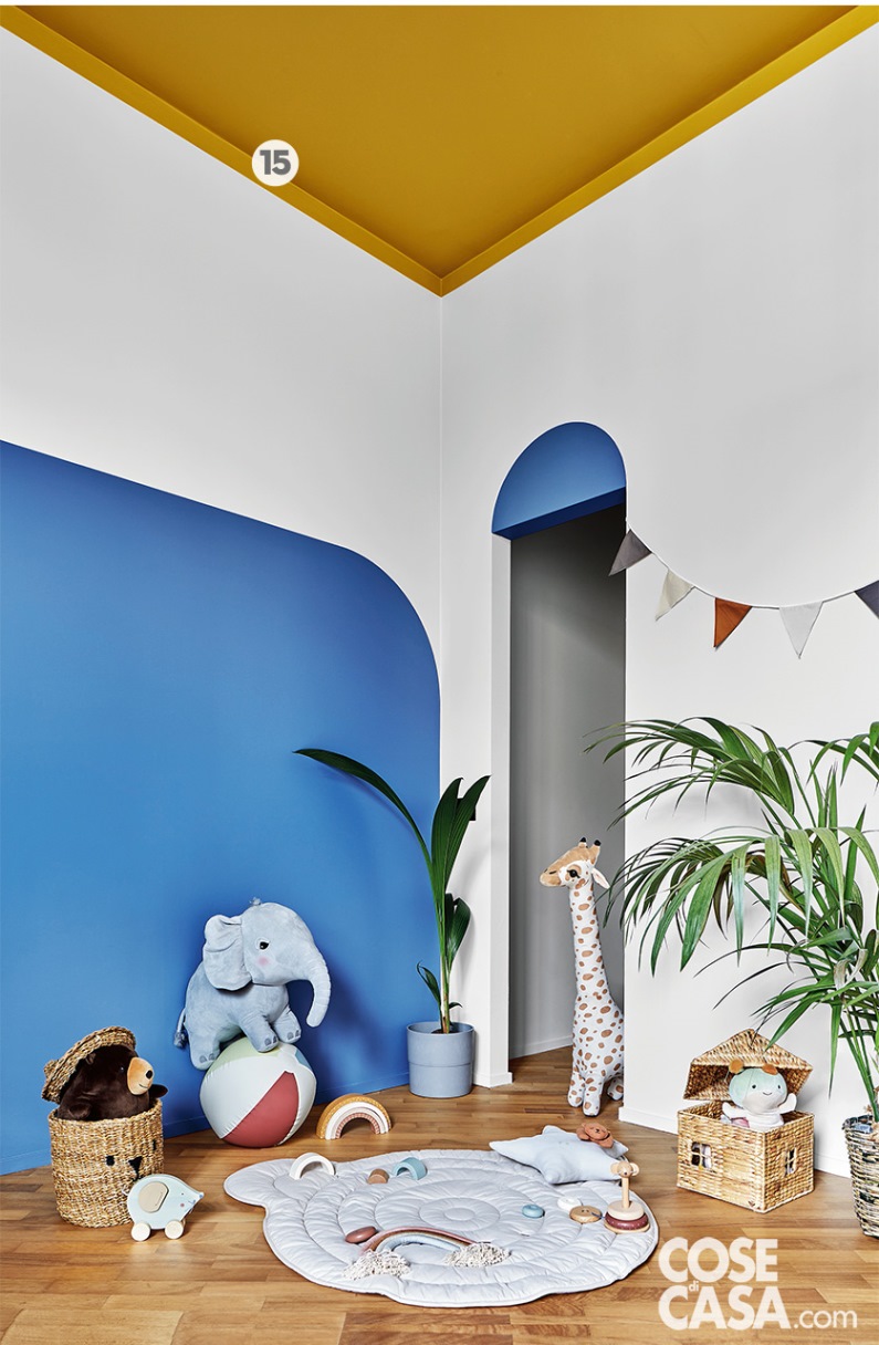 L’uso dei colori primari è alla base del progetto di questa cameretta con parte della parete e archetto del vano cabina armadio in blu Savoia, una cromia brillante ma riposante al tempo stesso, e soffitto giallo ocra, luminoso e solare - Foto: Riccardo Gasperoni. Styling: Elga Ancona + chromastudio. Styling Assistant: Samuele Capra e Federica Castaldi. Progetto d’interior: chromastudio. L’uso dei colori primari è alla base del progetto di questa cameretta con parte della parete e archetto del vano cabina armadio in blu Savoia, una cromia brillante ma riposante al tempo stesso, e soffitto giallo ocra, luminoso e solare - Foto: Riccardo Gasperoni. Styling: Elga Ancona + chromastudio. Styling Assistant: Samuele Capra e Federica Castaldi. Progetto d’interior: chromastudio.