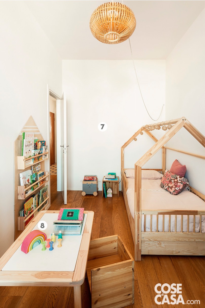 Una cameretta dallo stile pulito, con elementi in legno, dal letto alle mensole libreria con sfondo in legno di riciclo, che spiccano sulle pareti tinteggiate con idropittura bianca – Foto: Studio Daido. Progetto: O/A-Officina Abitare. Una cameretta dallo stile pulito, con elementi in legno, dal letto alle mensole libreria con sfondo in legno di riciclo, che spiccano sulle pareti tinteggiate con idropittura bianca – Foto: Studio Daido. Progetto: O/A-Officina Abitare.