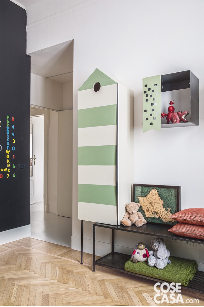 Una cameretta in bianco con dettagli verdi e contraddistinta da un ingresso con pannellatura a lavagna nera, ripresa dagli elementi in lamiera: pensile e panchetta - Foto: Helenio Barbetta/Living Inside. Progetto d’Interior design: Barbara Vergnano/Slobs. Progetto: Studio Superluna. Una cameretta in bianco con dettagli verdi e contraddistinta da un ingresso con pannellatura a lavagna nera, ripresa dagli elementi in lamiera: pensile e panchetta - Foto: Helenio Barbetta/Living Inside. Progetto d’Interior design: Barbara Vergnano/Slobs. Progetto: Studio Superluna.