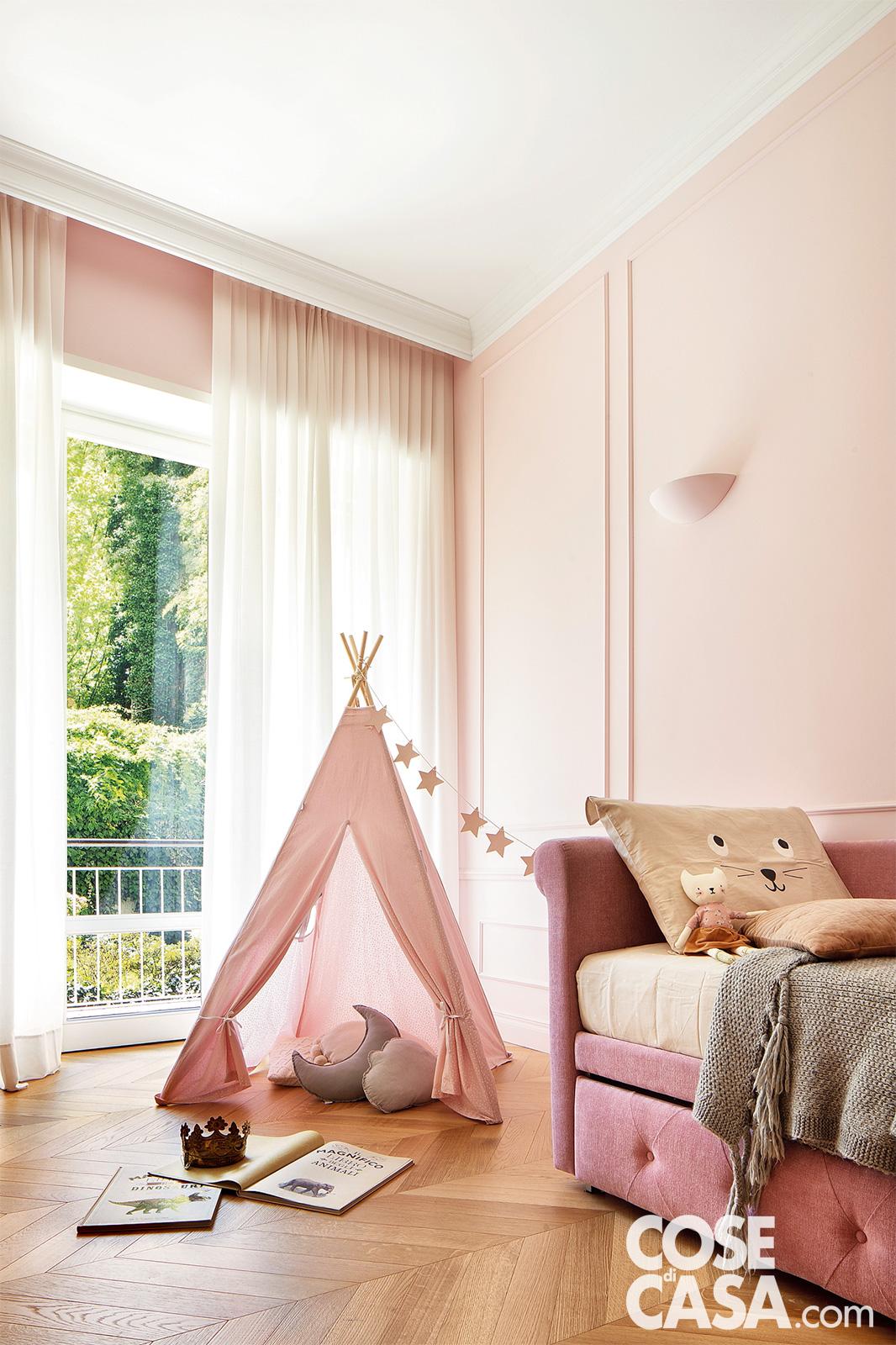 In questa casa elegante la stanza della bambina è declinata in rosa chiaro, che si sposa con il rivestimento in parquet di rovere posato a spina di pesce. Le pareti sono contraddistinte da profili classici. La scelta cromatica è ripresa anche dalla capanna gioco e dal letto con imbottitura impunturata – Foto: Riccardo Gasperoni. Styling: Irene Baratto. Progetto: Studio Tenca Associati. In questa casa elegante la stanza della bambina è declinata in rosa chiaro, che si sposa con il rivestimento in parquet di rovere posato a spina di pesce. Le pareti sono contraddistinte da profili classici. La scelta cromatica è ripresa anche dalla capanna gioco e dal letto con imbottitura impunturata – Foto: Riccardo Gasperoni. Styling: Irene Baratto. Progetto: Studio Tenca Associati.