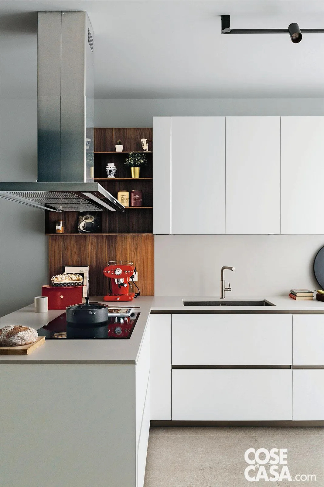 Cucina bicolore bianca e legno