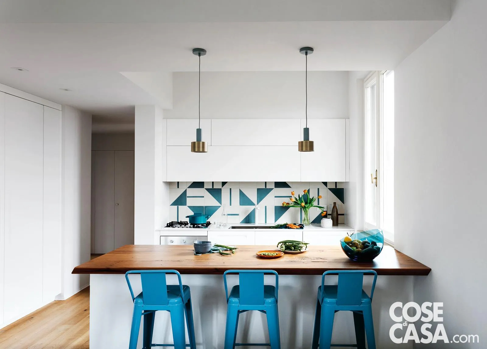 Cucina bicolore bianca e legno