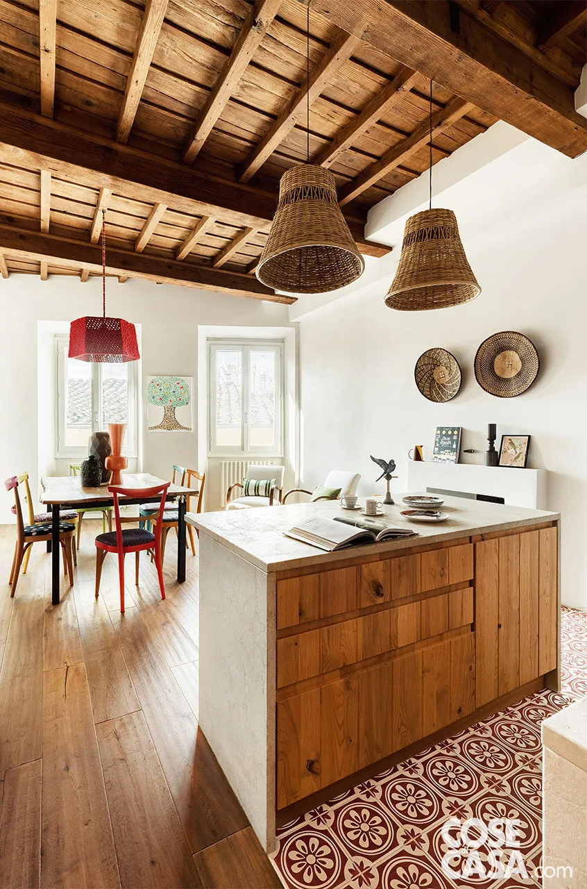 Cucina bicolore bianca e legno