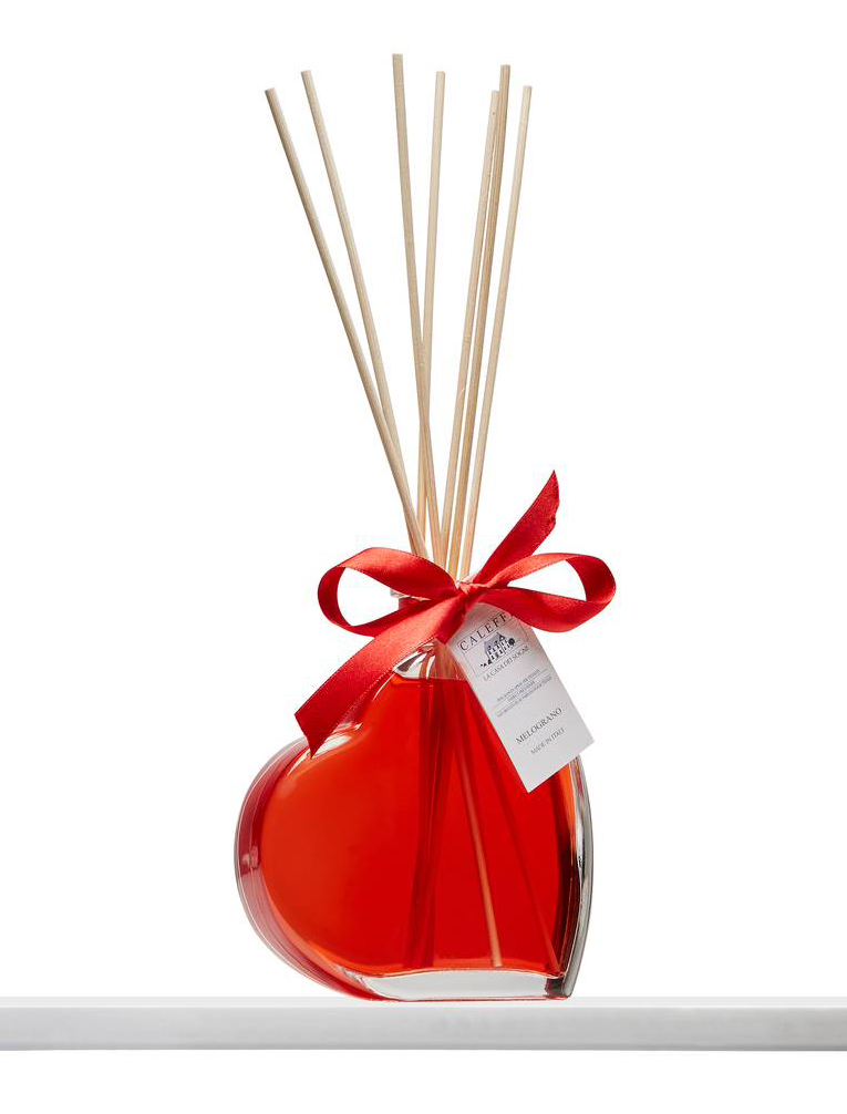 Colori vivaci e note olfattive fruttate, calde e invernali sono gli ingredienti della fragranza al Melograno, confezionata in un elegante diffusore a bastoncino a forma di cuore di Caleffi. La confezione è da 200 ml. Prezzo da 19,90 euro. www.caleffionline.it Colori vivaci e note olfattive fruttate, calde e invernali sono gli ingredienti della fragranza al Melograno, confezionata in un elegante diffusore a bastoncino a forma di cuore di Caleffi. La confezione è da 200 ml. Prezzo da 19,90 euro. www.caleffionline.it