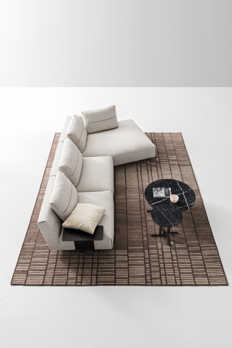 Atlantis di Ditre Italia è un sistema modulare da comporre secondo desideri e abitudini di utilizzo. Inclinazioni inedite e profondità variabili degli elementi, insieme a un bracciolo che si fa tavolino oppure cuscino, fanno di Atlantis un divano flessibile e funzionale. Misure divano a 2 posti più chaise- longue: L 354 x P 103 x H 86 cm. Prezzo a partire da 7.261 euro iva inclusa. www.ditreitalia.com Atlantis di Ditre Italia è un sistema modulare da comporre secondo desideri e abitudini di utilizzo. Inclinazioni inedite e profondità variabili degli elementi, insieme a un bracciolo che si fa tavolino oppure cuscino, fanno di Atlantis un divano flessibile e funzionale. Misure divano a 2 posti più chaise- longue: L 354 x P 103 x H 86 cm. Prezzo a partire da 7.261 euro iva inclusa. www.ditreitalia.com