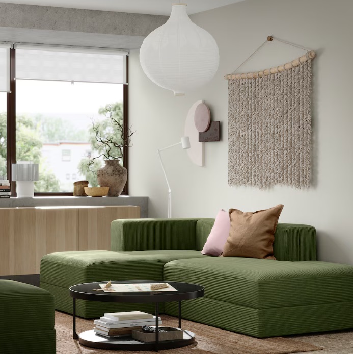 I moduli della serie Jättebo di Ikea possono essere combinati a piacere per ottenere divani grandi o piccoli, completandoli con elementi come chaise-longue, braccioli e poggiatesta. I diversi elementi offrono morbidezza e comfort grazie alla schiuma ad alta resilienza e alle molle insacchettate che seguono e sostengono il corpo; nell'ampio spazio disponibile sotto la chaise-longue e le sedute puoi organizzare plaid, giochi e scatole con piccoli oggetti. Il prezzo dell'elemento chaise-longue destro con bracciolo Samsala giallo scuro-verde (dimensioni 71x95 cm) è di 710 euro. www.ikea.com I moduli della serie Jättebo di Ikea possono essere combinati a piacere per ottenere divani grandi o piccoli, completandoli con elementi come chaise-longue, braccioli e poggiatesta. I diversi elementi offrono morbidezza e comfort grazie alla schiuma ad alta resilienza e alle molle insacchettate che seguono e sostengono il corpo; nell'ampio spazio disponibile sotto la chaise-longue e le sedute puoi organizzare plaid, giochi e scatole con piccoli oggetti. Il prezzo dell'elemento chaise-longue destro con bracciolo Samsala giallo scuro-verde (dimensioni 71x95 cm) è di 710 euro. www.ikea.com