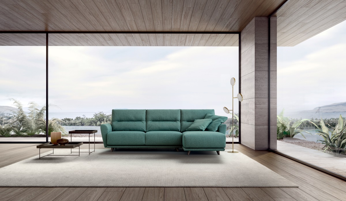 Victor di Doimo Salotti ha un design moderno e lineare. Dotato di morbidi cuscini, schienale alto e braccioli ergonomici, offrono la possibilità di una postura corretta e rilassata e al tempo stesso un design che si adatta ad ambienti di ogni stile. È disponibile sia in versione componibile che a divano finito; può essere rivestito in tessuto, microfibra, similpelle o pelle ed è sempre completamente sfoderabile, ad eccezione della versione in pelle. In foto composizione da 291 x 150 cm. Prezzo a partire da 4.069 euro Iva esclusa. www.doimosalotti.it Victor di Doimo Salotti ha un design moderno e lineare. Dotato di morbidi cuscini, schienale alto e braccioli ergonomici, offrono la possibilità di una postura corretta e rilassata e al tempo stesso un design che si adatta ad ambienti di ogni stile. È disponibile sia in versione componibile che a divano finito; può essere rivestito in tessuto, microfibra, similpelle o pelle ed è sempre completamente sfoderabile, ad eccezione della versione in pelle. In foto composizione da 291 x 150 cm. Prezzo a partire da 4.069 euro Iva esclusa. www.doimosalotti.it