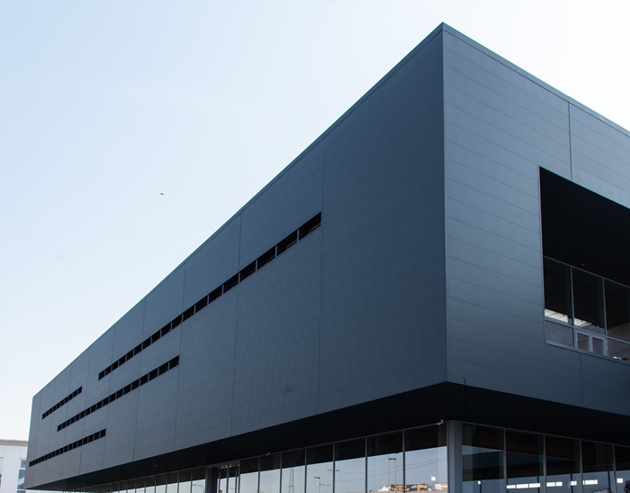 Easy Wand di Alubel è un pannello coibentato completamente liscio per il rivestimento di facciate. Si tratta di una soluzione adatta per il risparmio energetico e per il risanamento di edifici perché l’isolamento termoacustico migliora il comfort abitativo, una parete coibentata fa risparmiare energia e una parete ventilata elimina il problema dell’umidità. È in alluminio preverniciato con finitura smooth in diversi colori. Ha spessore 25 mm e il fissaggio è nascosto. www.alubel.com Easy Wand di Alubel è un pannello coibentato completamente liscio per il rivestimento di facciate. Si tratta di una soluzione adatta per il risparmio energetico e per il risanamento di edifici perché l’isolamento termoacustico migliora il comfort abitativo, una parete coibentata fa risparmiare energia e una parete ventilata elimina il problema dell’umidità. È in alluminio preverniciato con finitura smooth in diversi colori. Ha spessore 25 mm e il fissaggio è nascosto. www.alubel.com