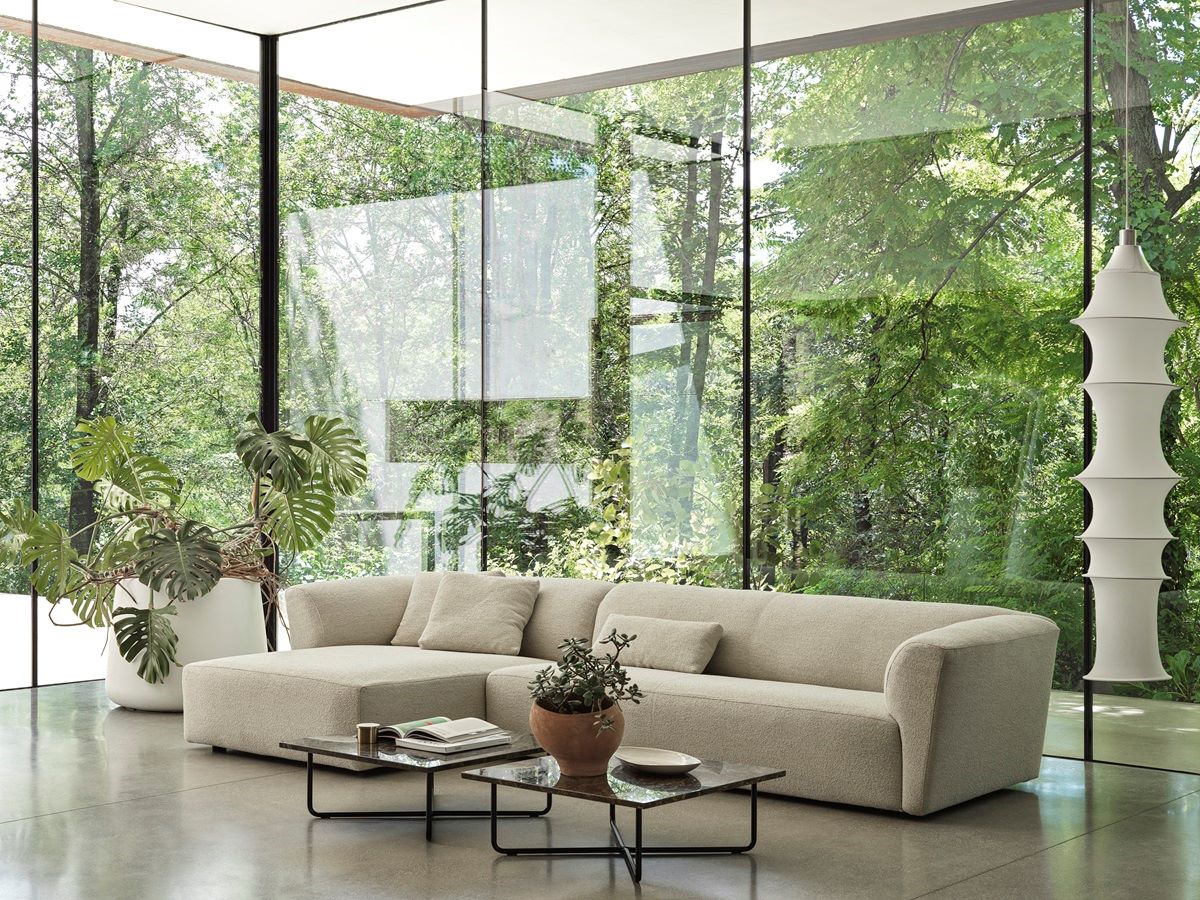 Accogliente e confortevole, Gast di Frag è un divano che nasce dalla mente creativa del designer guatemalteco Luis Arrivillaga. Nel suo design convivono l'ispirazione dei divani dei primi del ‘900 e l’ironia degli imbottiti degli anni ’60, reinterpretate in chiave contemporanea. La voluminosità importante delle parti imbottite interne è resa più leggera dal disegno lineare della struttura contenitiva esterna. Il numero di elementi disponibili - terminali lineari, chaise-longue, moduli terminali con forme a trapezio e chaise-longue con seduta curva – strutturano un sistema flessibile dal punto di vista compositivo. Dimensioni: L 325 x P 175 x H 67 cm. Prezzo a partire da 10.080 euro Iva esclusa. Accogliente e confortevole, Gast di Frag è un divano che nasce dalla mente creativa del designer guatemalteco Luis Arrivillaga. Nel suo design convivono l'ispirazione dei divani dei primi del ‘900 e l’ironia degli imbottiti degli anni ’60, reinterpretate in chiave contemporanea. La voluminosità importante delle parti imbottite interne è resa più leggera dal disegno lineare della struttura contenitiva esterna. Il numero di elementi disponibili - terminali lineari, chaise-longue, moduli terminali con forme a trapezio e chaise-longue con seduta curva – strutturano un sistema flessibile dal punto di vista compositivo. Dimensioni: L 325 x P 175 x H 67 cm. Prezzo a partire da 10.080 euro Iva esclusa.