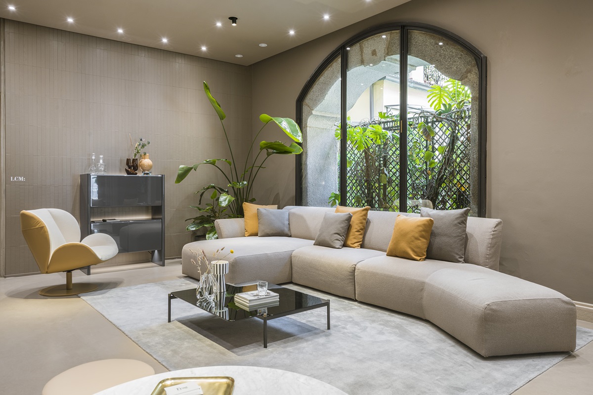 Hug Sofa di Frag è un divano modulare caratterizzato da curve morbide e un grande comfort. Progettato dal designer Werner Aisslinger, è stato presentato al Salone del Mobile 2024. Le sue linee semplici e classiche lo rendono versatile e adatto a diversi ambienti, nonché ideale per offrire momenti di relax grazie allo strato di memory foam e ovatta che completano i cuscini di seduta, gli schienali e i braccioli. La sua modularità consente di creare composizioni lineari e angolari oppure personalizzate, con forme e dimensioni differenti. Dimensioni: L 466 x P 180 x H 86 cm
Prezzo a partire da 11.410 euro Iva esclusa. www.frag.it Hug Sofa di Frag è un divano modulare caratterizzato da curve morbide e un grande comfort. Progettato dal designer Werner Aisslinger, è stato presentato al Salone del Mobile 2024. Le sue linee semplici e classiche lo rendono versatile e adatto a diversi ambienti, nonché ideale per offrire momenti di relax grazie allo strato di memory foam e ovatta che completano i cuscini di seduta, gli schienali e i braccioli. La sua modularità consente di creare composizioni lineari e angolari oppure personalizzate, con forme e dimensioni differenti. Dimensioni: L 466 x P 180 x H 86 cm
Prezzo a partire da 11.410 euro Iva esclusa. www.frag.it