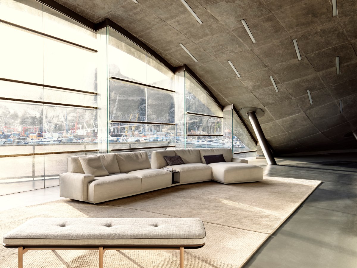 Dao Soft di Frigerio è un divano modulare che permette libertà compositiva in un'armonia geometrica di morbidi volumi. Dao Soft, firmato da Gordon Guillaumier, si caratterizza con alti schienali ed elementi di seduta imbottiti con diverse densità di poliuretano e Cloud Foam che danno vita a configurazioni classiche e tradizionali oppure contemporanee. Elementi centrali, angolari, terminali, braccioli a martello e moduli dalle forme più inconsuete, come chaise-longue e dormeuse, permettono di personalizzare ogni ambiente. Dimensioni divano tre posti con chaise-longue 275 x 155 cm, prezzo a partire da 9.454 euro + Iva. www.frigerio.com Dao Soft di Frigerio è un divano modulare che permette libertà compositiva in un'armonia geometrica di morbidi volumi. Dao Soft, firmato da Gordon Guillaumier, si caratterizza con alti schienali ed elementi di seduta imbottiti con diverse densità di poliuretano e Cloud Foam che danno vita a configurazioni classiche e tradizionali oppure contemporanee. Elementi centrali, angolari, terminali, braccioli a martello e moduli dalle forme più inconsuete, come chaise-longue e dormeuse, permettono di personalizzare ogni ambiente. Dimensioni divano tre posti con chaise-longue 275 x 155 cm, prezzo a partire da 9.454 euro + Iva. www.frigerio.com