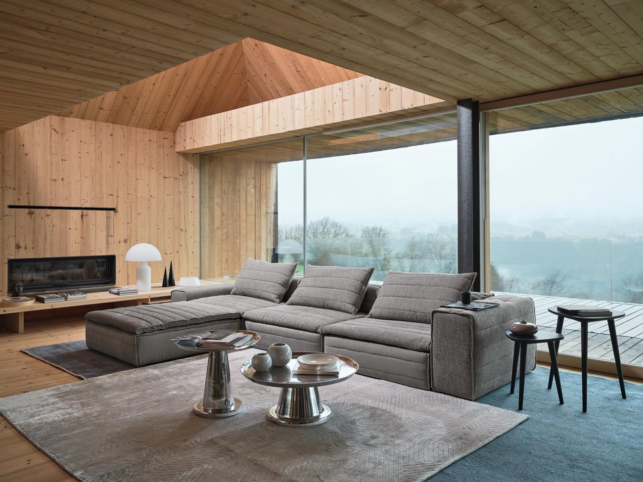 Il divano Samet di Gervasoni, design by Federica Biasi, è caratterizzato da attenzione per i dettagli, ricerca materica, componibilità e versatilità nei modi di utilizzo. È disponibile in tre versioni: la versione Samet alta, più classica, la versione Samet Low e la nuova Samet High, più alta e arricchita da un topper trapuntato. Nell'immagine Samet High, prezzo a partire da 8.000 euro. www.gervasoni1882.com Il divano Samet di Gervasoni, design by Federica Biasi, è caratterizzato da attenzione per i dettagli, ricerca materica, componibilità e versatilità nei modi di utilizzo. È disponibile in tre versioni: la versione Samet alta, più classica, la versione Samet Low e la nuova Samet High, più alta e arricchita da un topper trapuntato. Nell'immagine Samet High, prezzo a partire da 8.000 euro. www.gervasoni1882.com