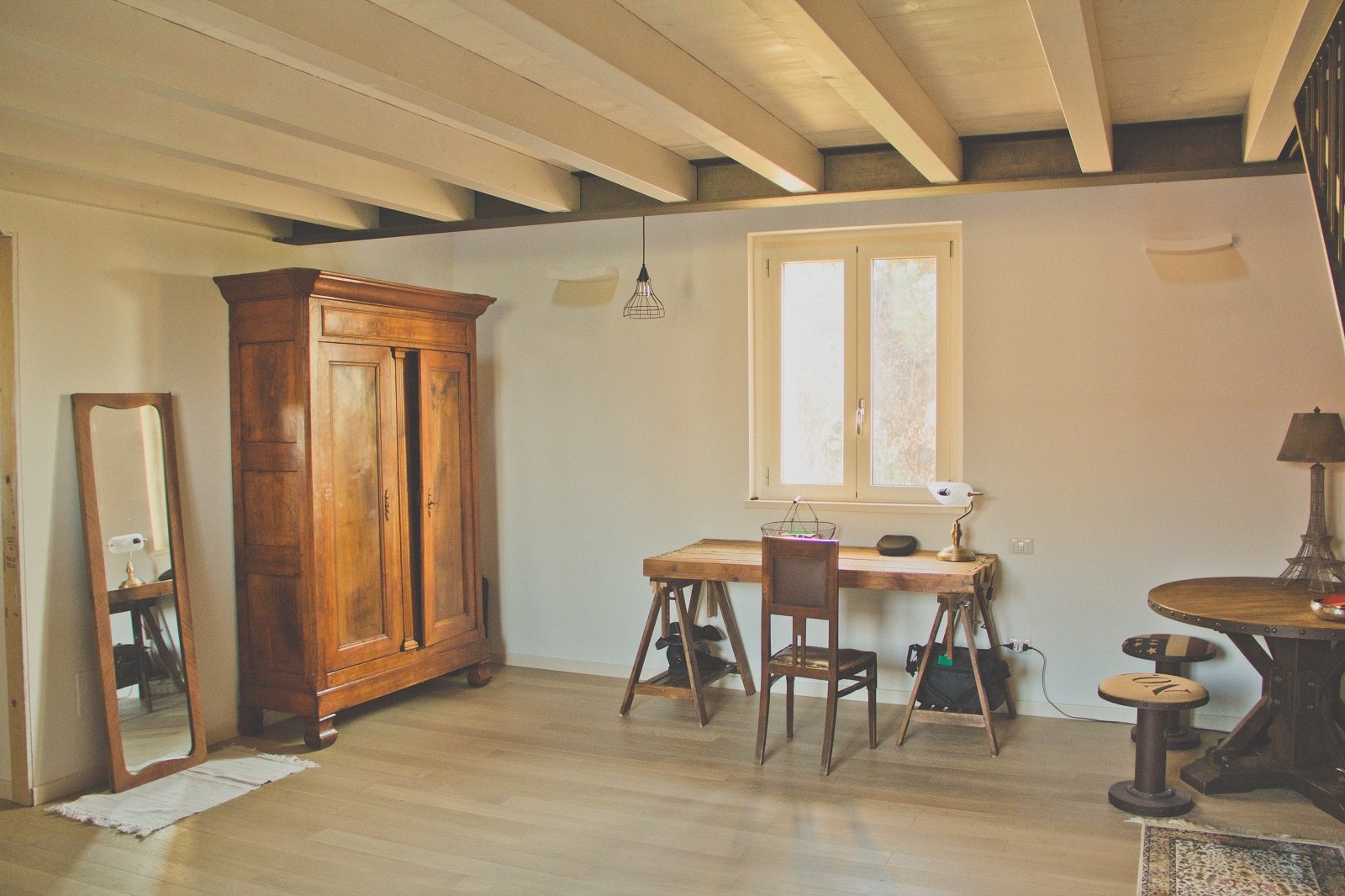 Uno studio che conserva storia e tradizione. Uno spazio rimodulato per accogliere nuove funzioni, ma che recupera arredi d’epoca restaurati. Un’area per concentrarsi, ideale come stanza hobby - Foto: Alessandro Losi. Interni e Ristrutturazione: Atelier Architettura. Progetto: Studio Tecnico Geom. Malaraggia.