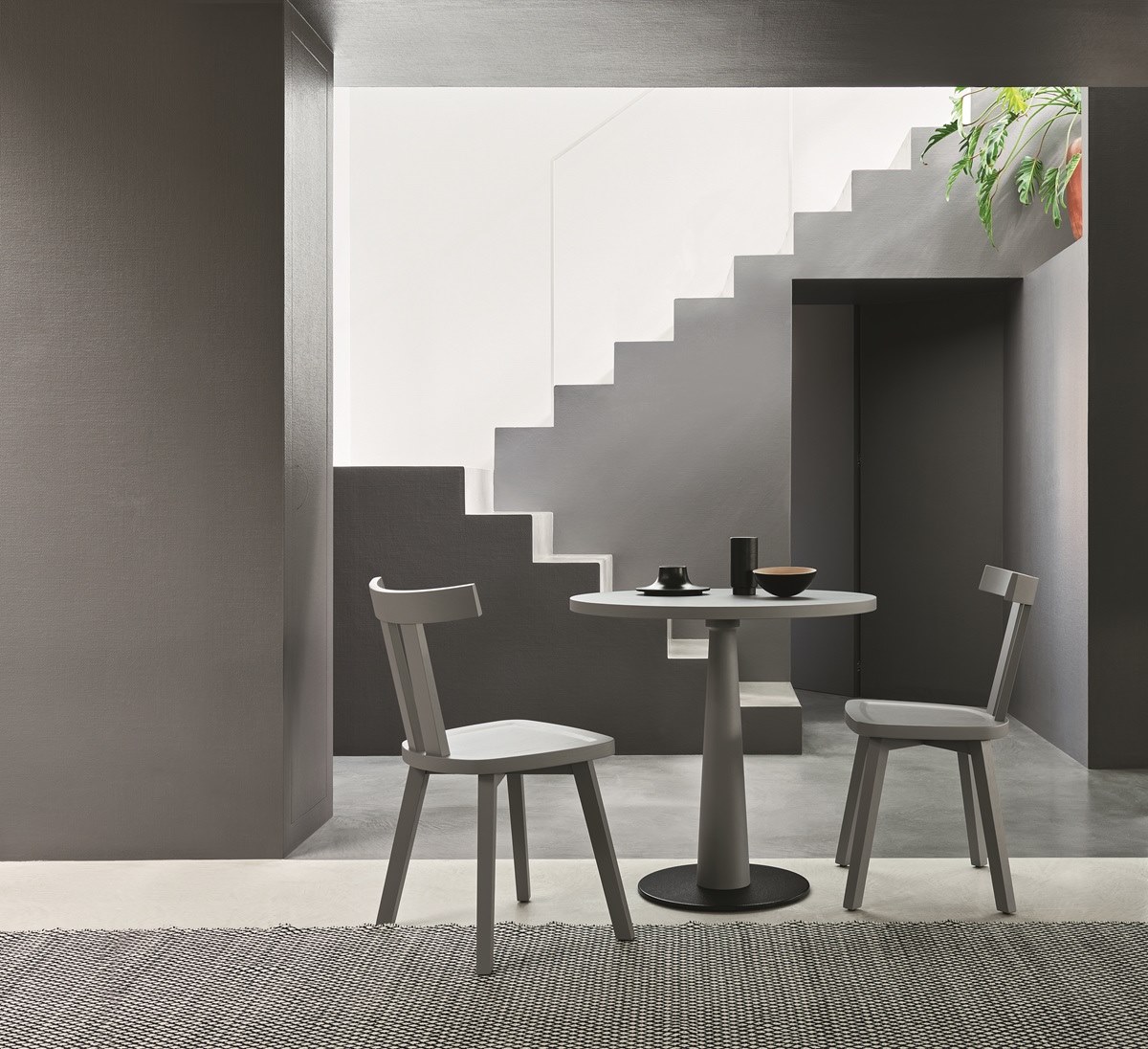 Ispirazione retrò e design contemporaneo caratterizzano Gray 39 di Gervasoni. Un’ampia gamma di materiali e finiture rende questo tavolo rotondo una proposta elegante e minimal, definita dalla combinazione della base portante in ghisa verniciata di colore nero e la colonna centrale in massello di noce Canaletto verniciato nelle finiture naturale laccato, bianco, grigio, nero, oceano, tortora, date, blueberry o ginger. Il piano è in noce di canaletto impiallacciato. Dimensioni: D 80 cm, H 72 cm. Prezzo a partire da 1.472 euro. www.gervasoni1882.com