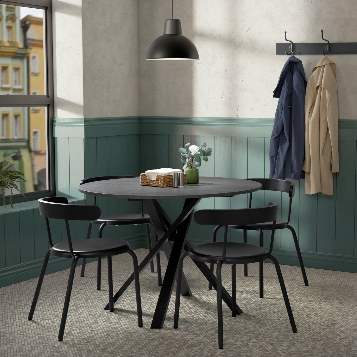 Mariedamm di Ikea ha una resistente struttura in metallo con le gambe incrociate che dona a questo tavolo un aspetto moderno, adatto sia alla cucina che al soggiorno. È una scelta funzionale per chi vive in poco spazio e può ospitare fino a quattro commensali. Misure: D 105 cm, H 75 cm. Prezzo 199 euro. www.ikea.it